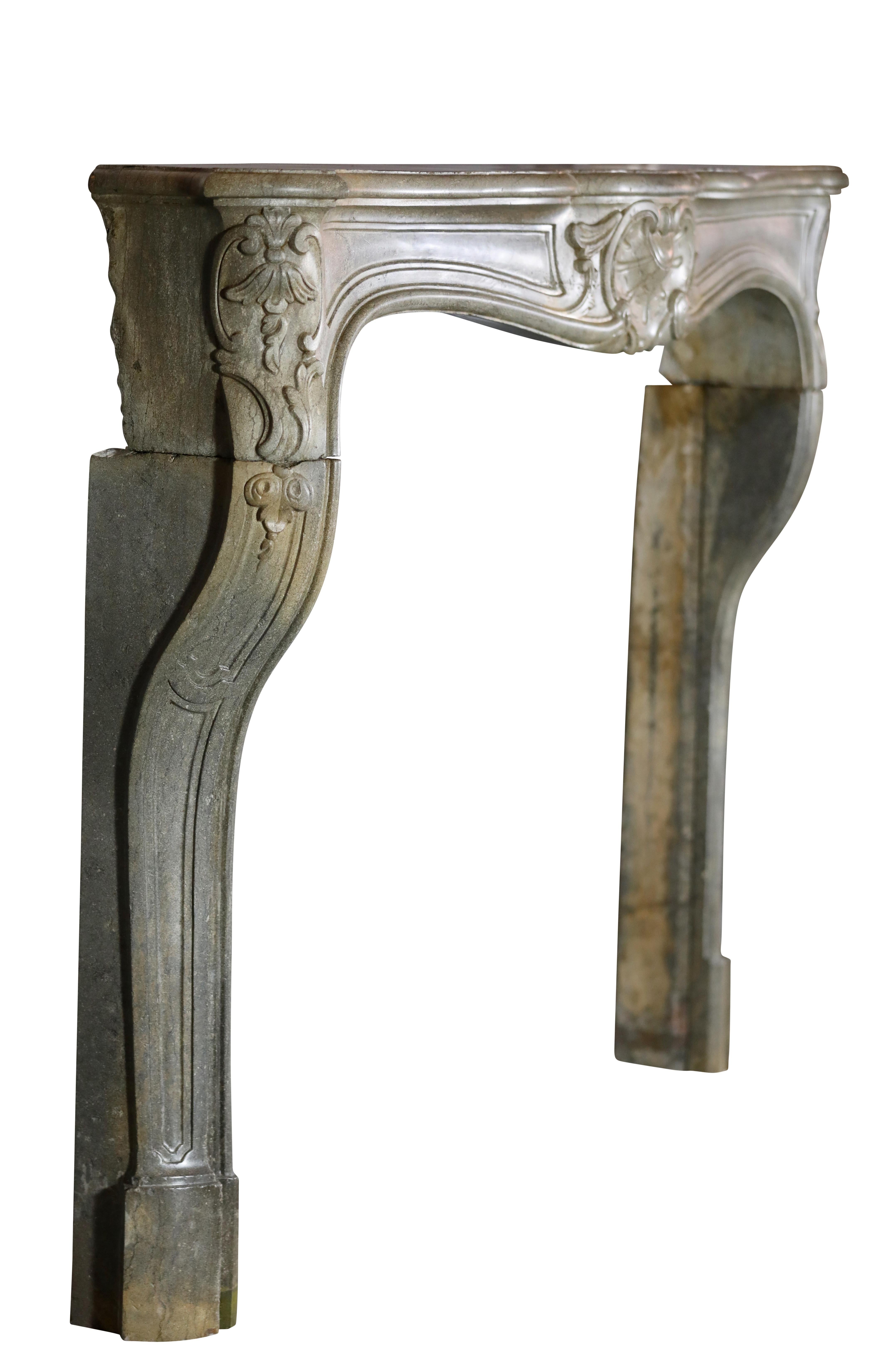 Fino al XVIII secolo Autentico caminetto decorativo in pietra francese del XVIII secolo in vendita