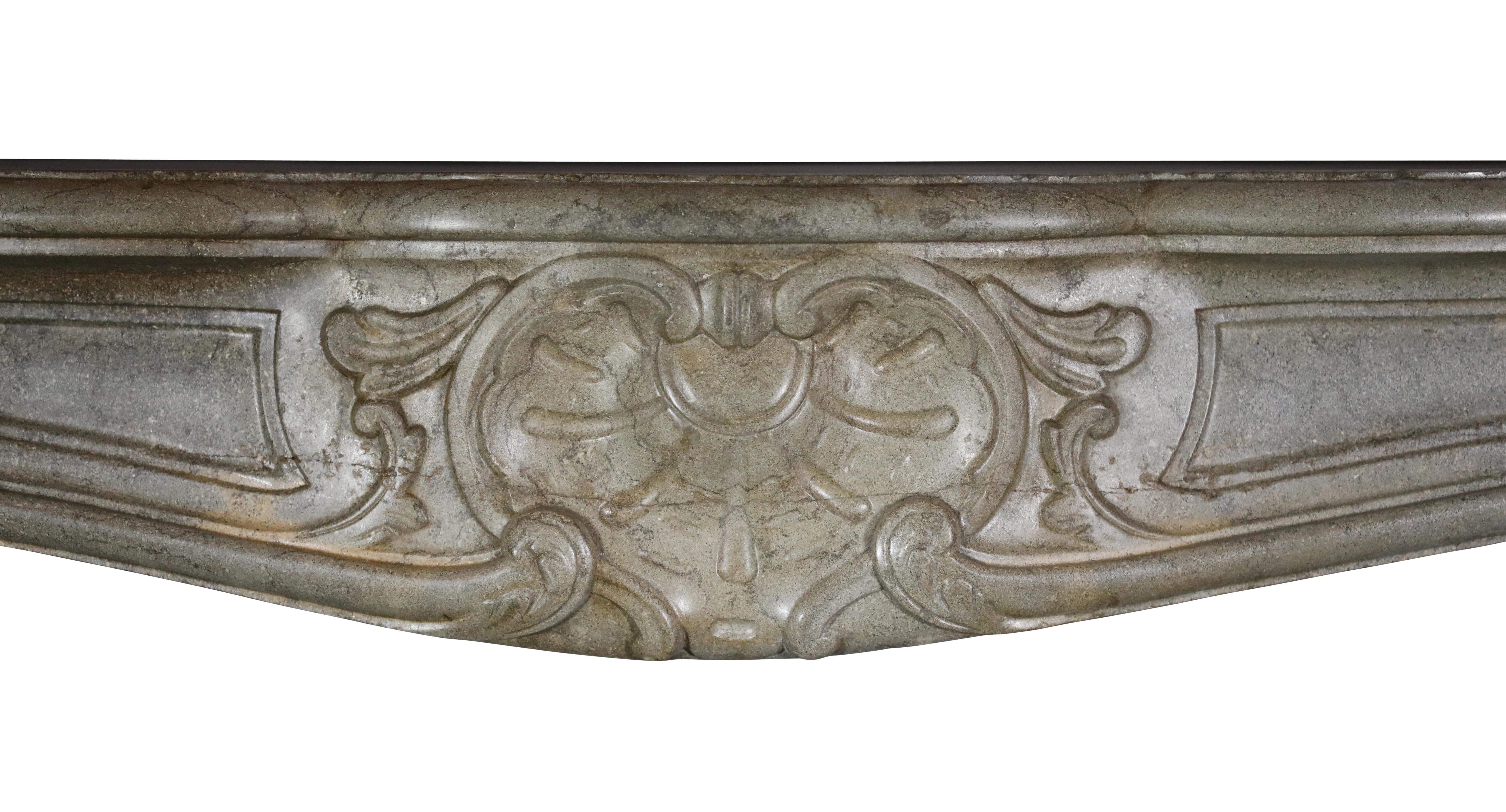 Autentico caminetto decorativo in pietra francese del XVIII secolo in vendita 3