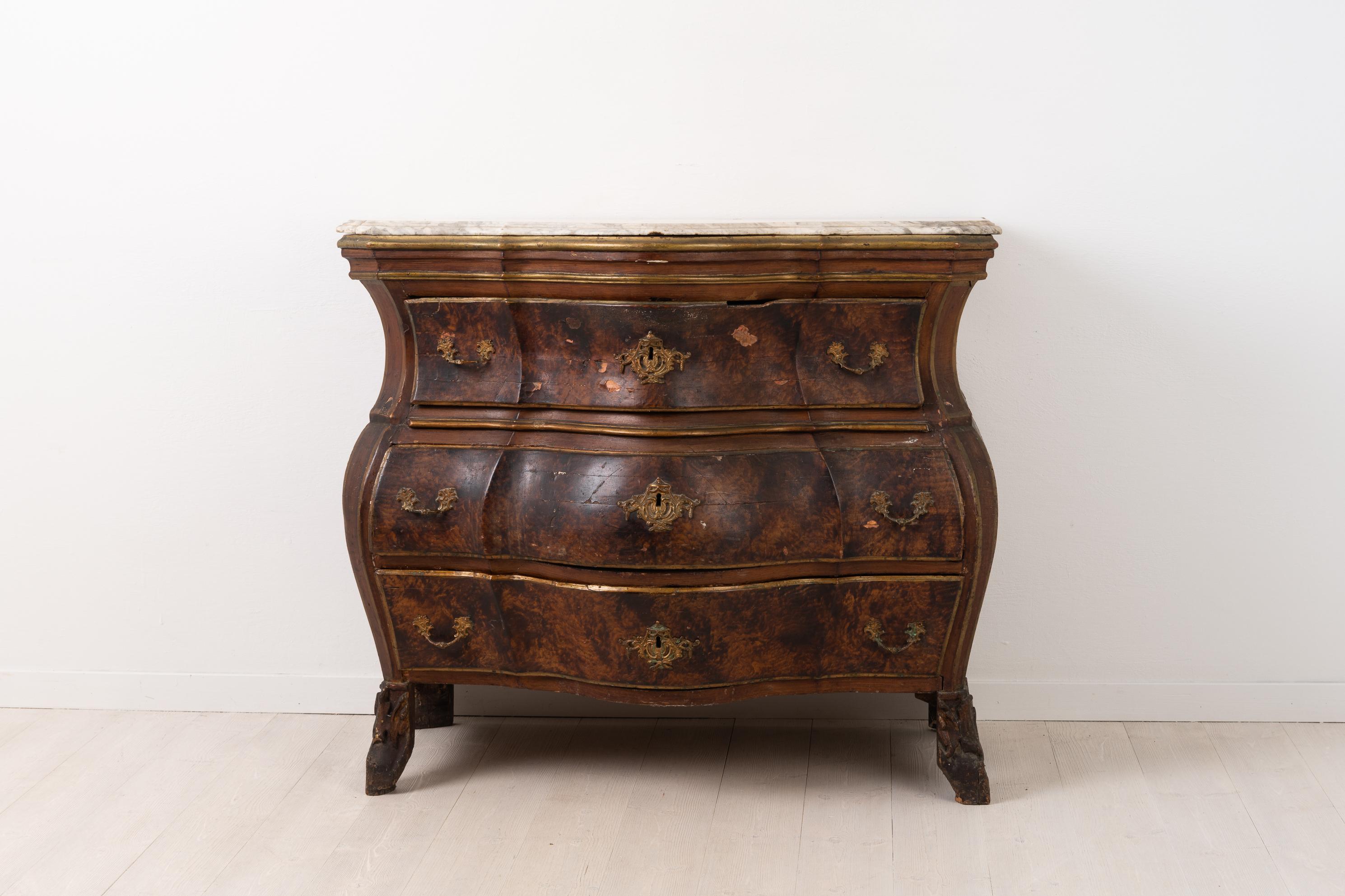 18th century chest of drawers from northern Sweden. The chest is Rococo with pronounced and curved sides and front. The profile is characteristic for the Rococo era and this is an authentic 250 year old example. It is painted with imitation paint