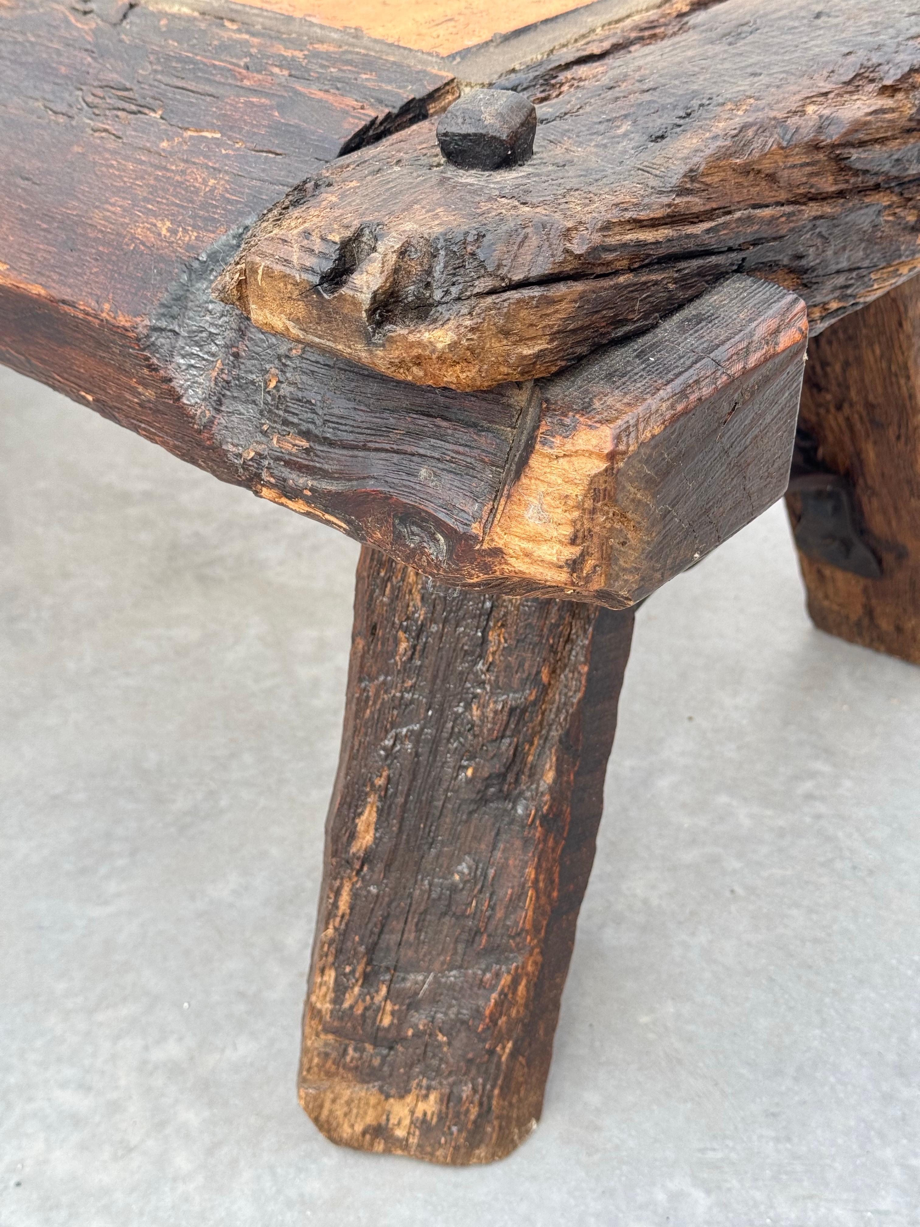 Authentischer französischer Volkskunst-Couchtisch aus massiver Eiche und Terrakotta aus den 1950er Jahren im Angebot 6