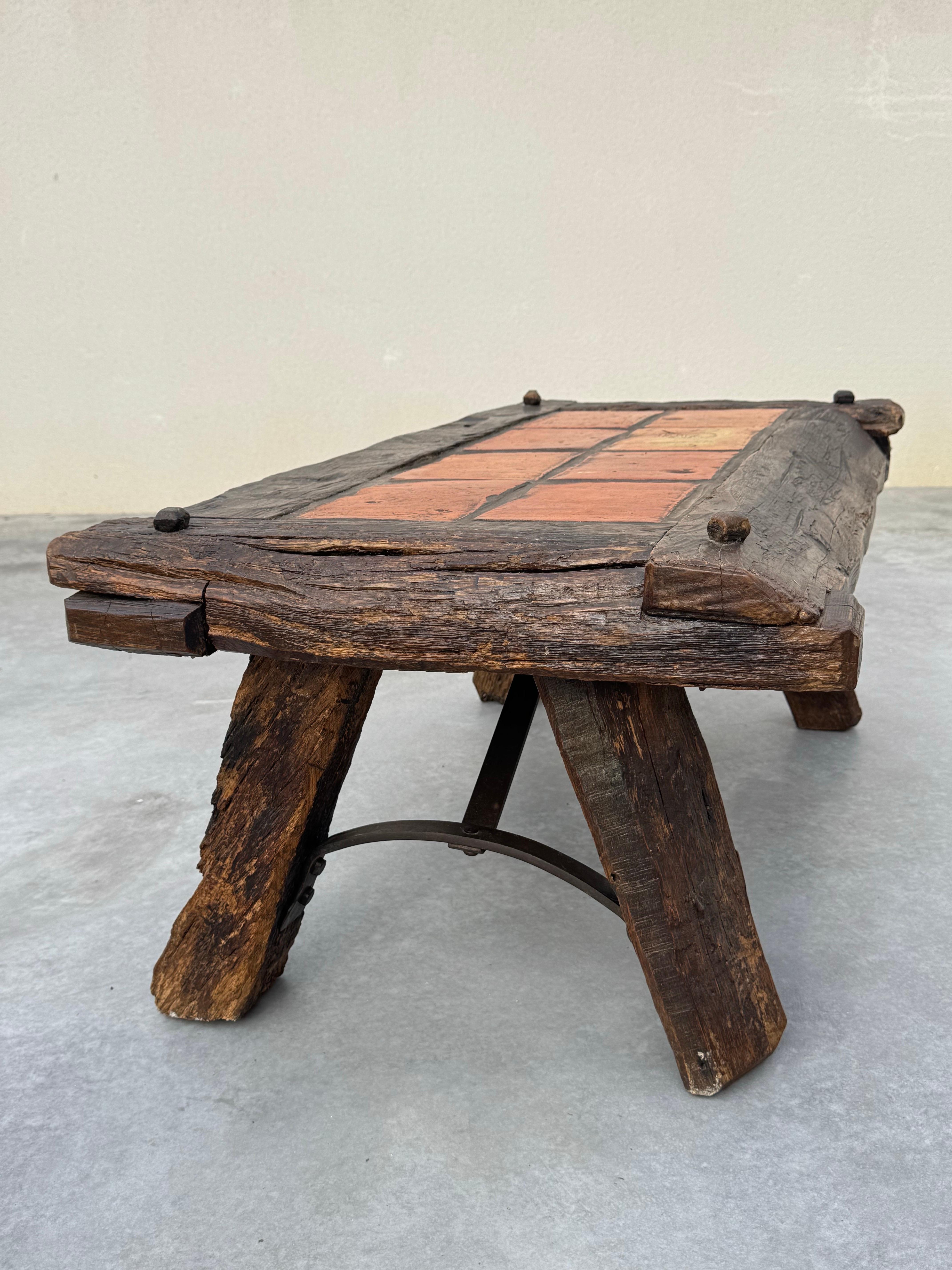 Authentischer französischer Volkskunst-Couchtisch aus massiver Eiche und Terrakotta aus den 1950er Jahren im Angebot 7
