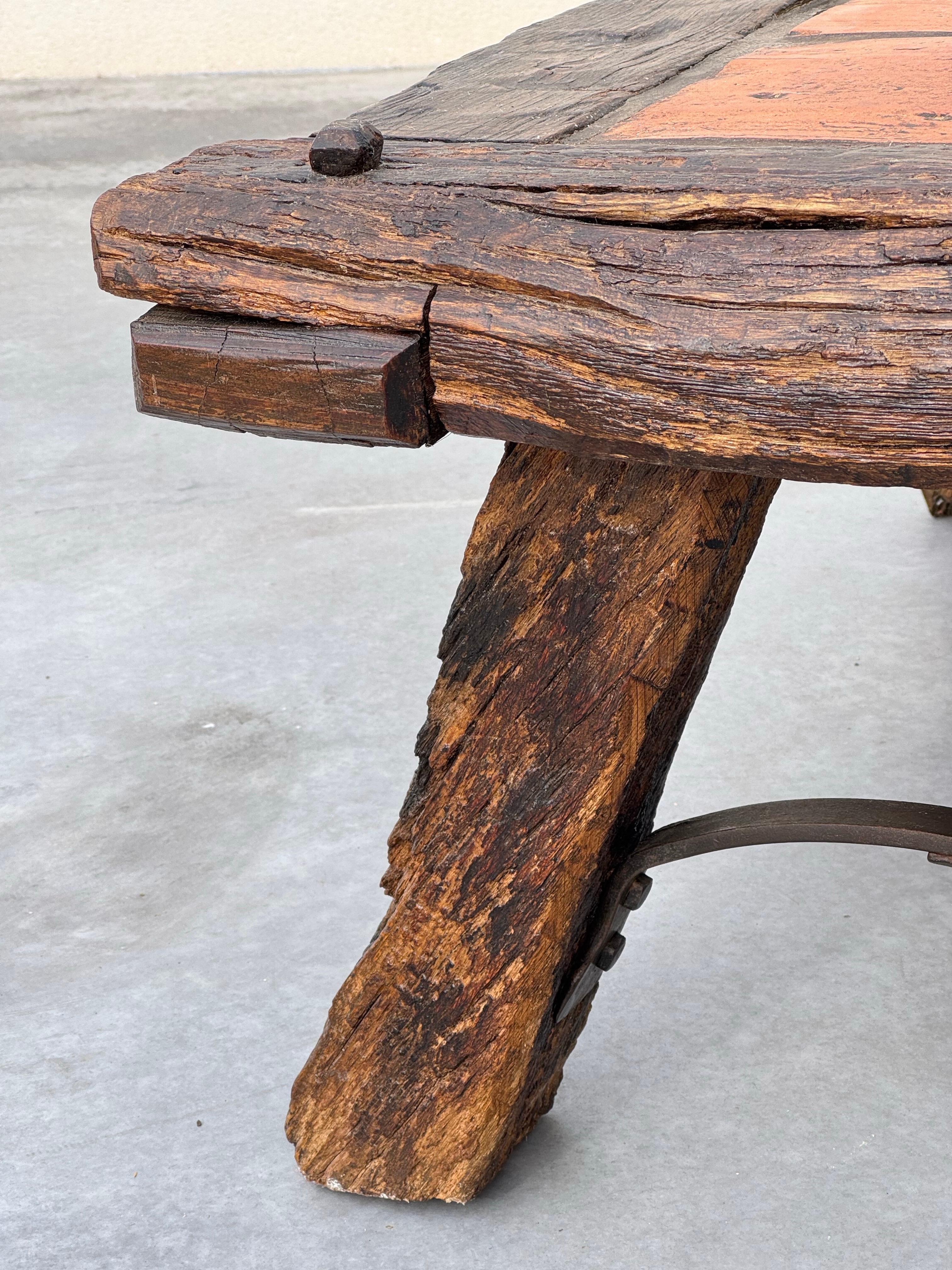 Authentischer französischer Volkskunst-Couchtisch aus massiver Eiche und Terrakotta aus den 1950er Jahren im Angebot 8