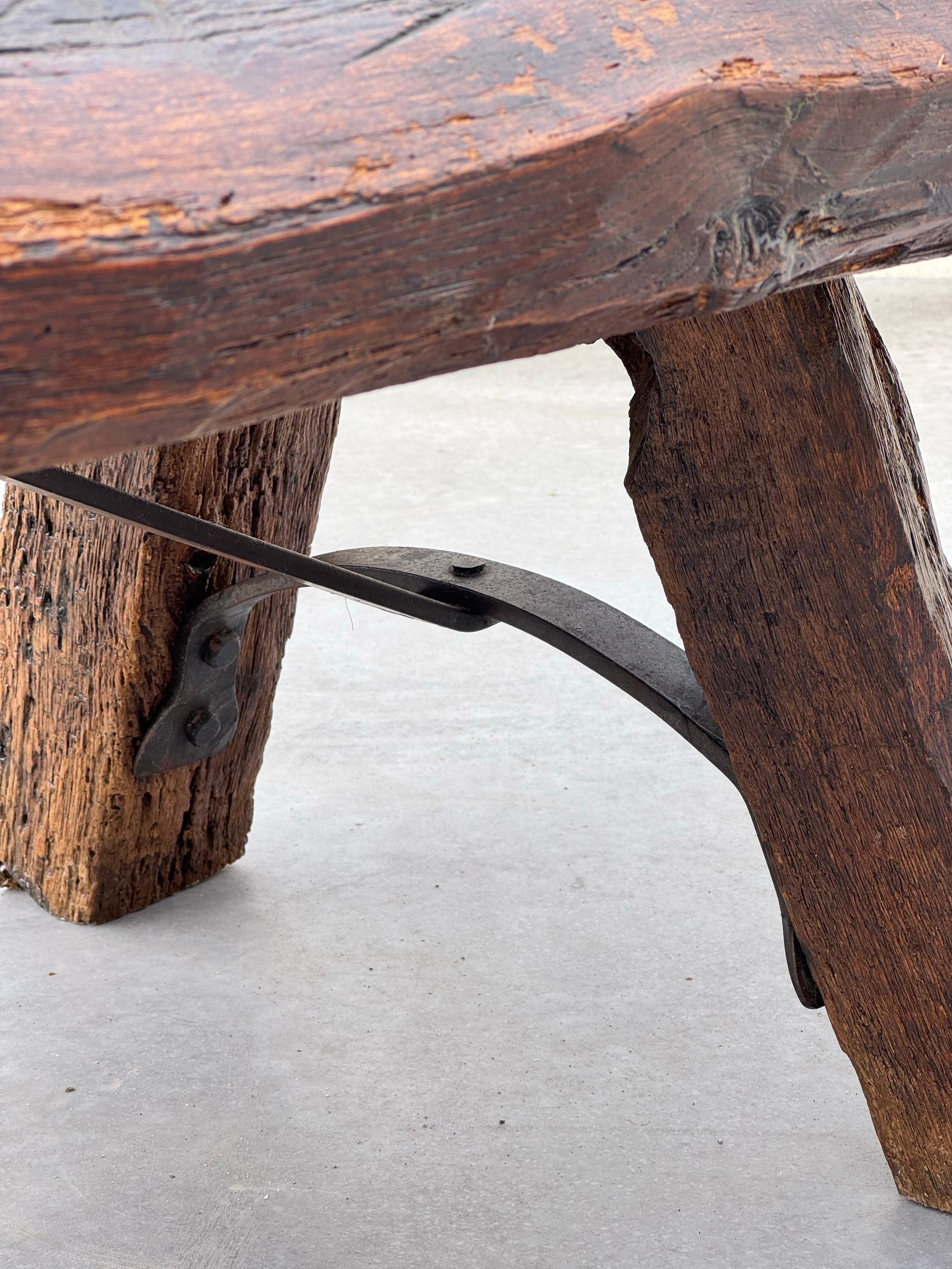 Authentischer französischer Volkskunst-Couchtisch aus massiver Eiche und Terrakotta aus den 1950er Jahren im Angebot 9