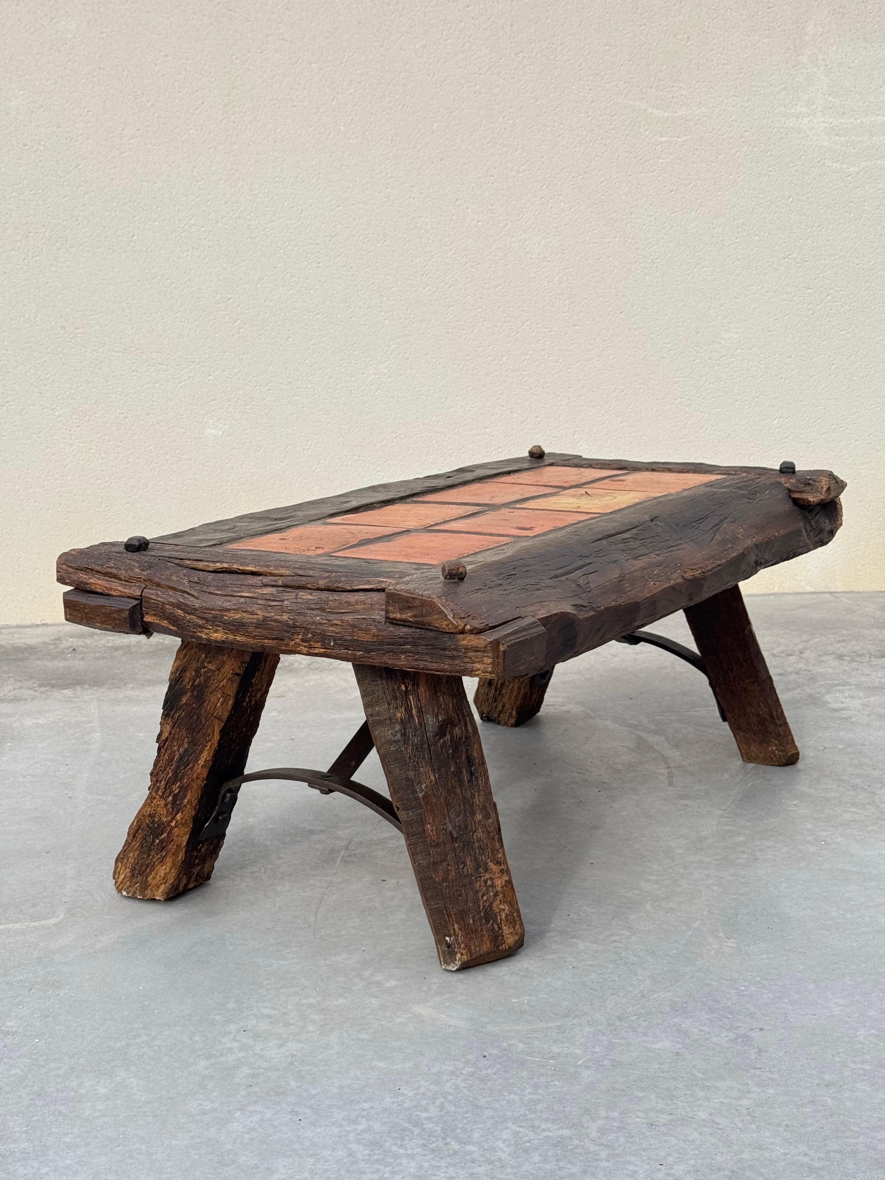 Authentischer französischer Volkskunst-Couchtisch aus massiver Eiche und Terrakotta aus den 1950er Jahren im Angebot 12