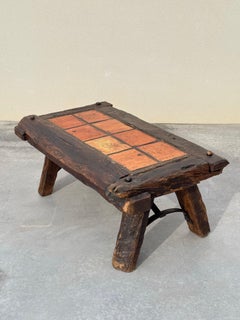 Autentico tavolino da caffè folk francese degli anni '50 in legno massiccio di Oak e terracotta