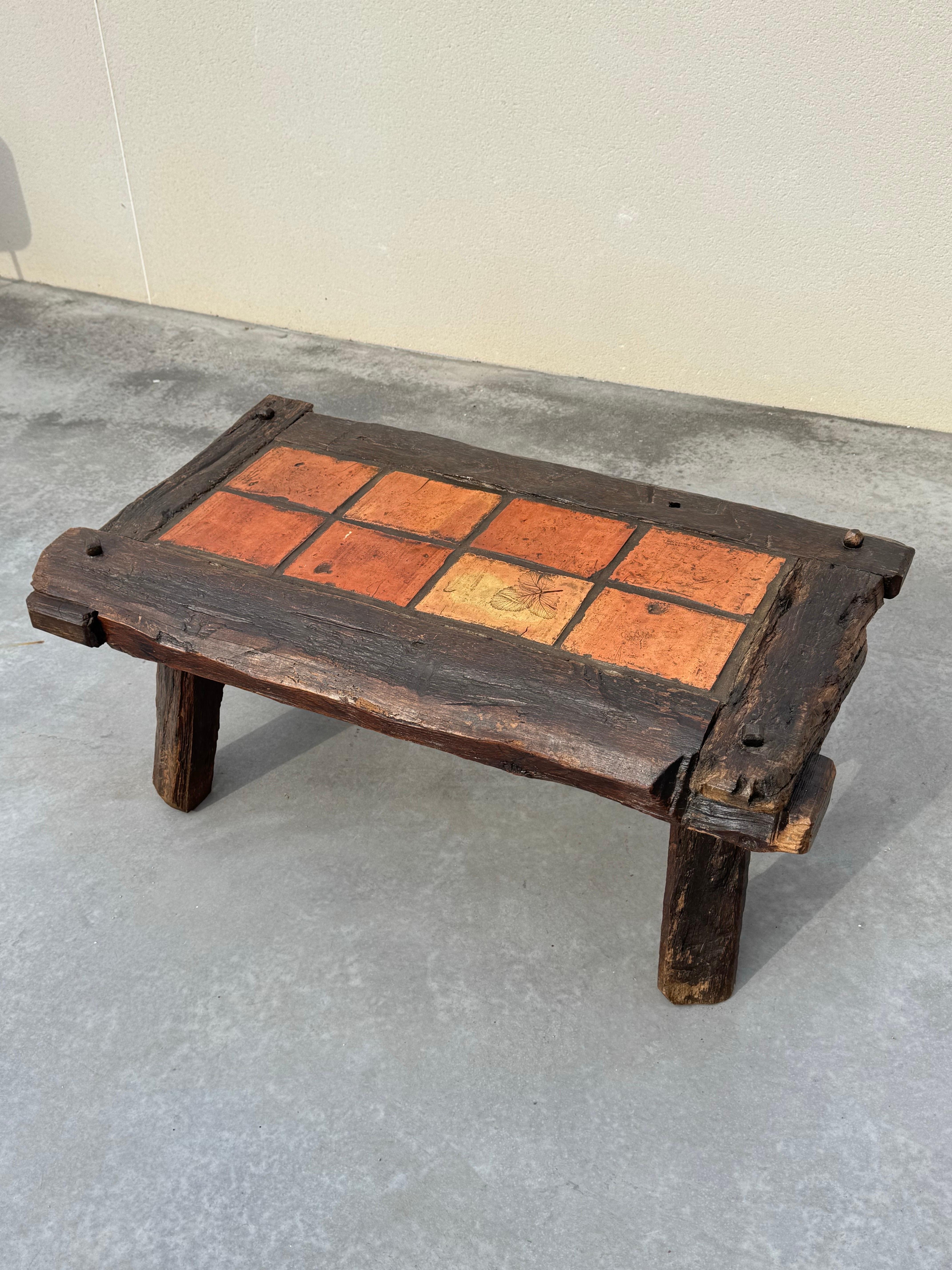 Authentischer französischer Volkskunst-Couchtisch aus massiver Eiche und Terrakotta aus den 1950er Jahren (Französisch) im Angebot