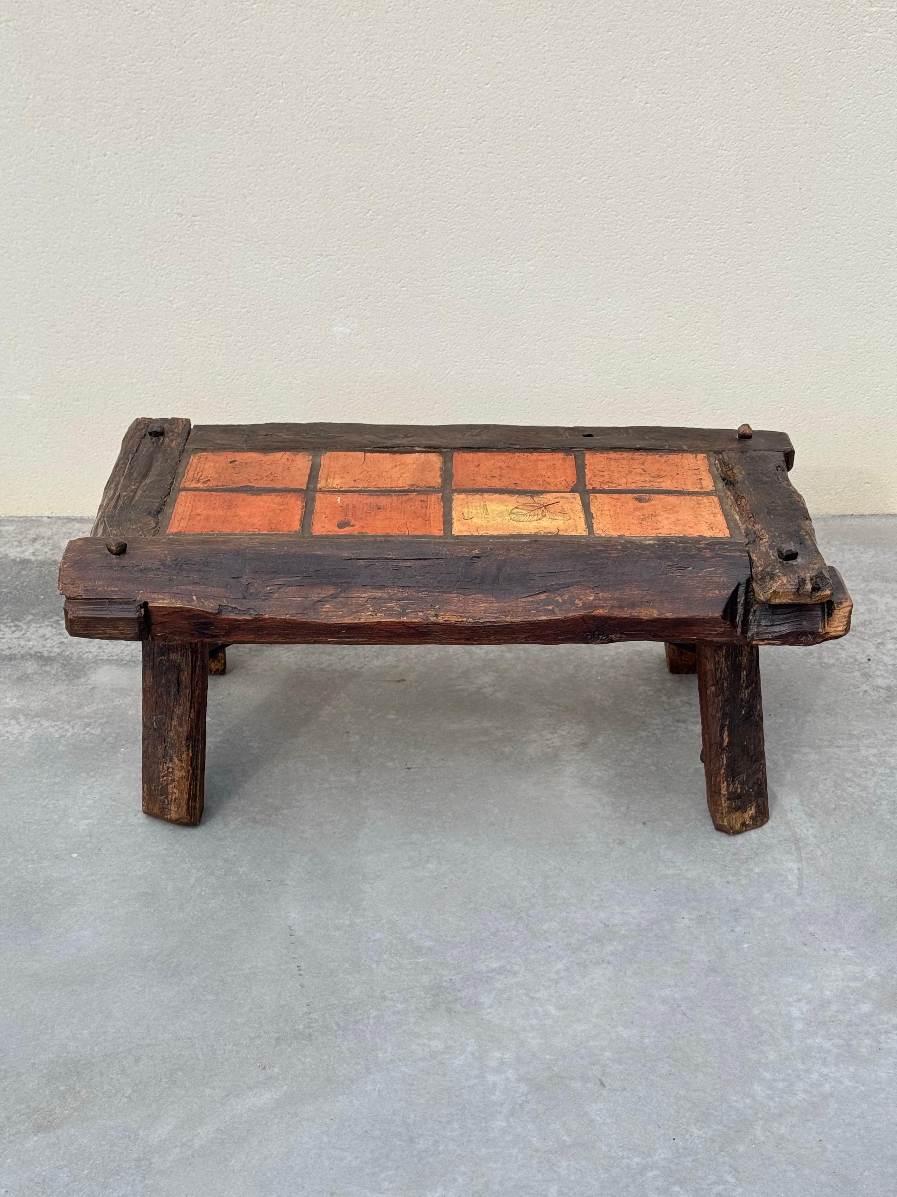 Authentischer französischer Volkskunst-Couchtisch aus massiver Eiche und Terrakotta aus den 1950er Jahren im Zustand „Gut“ im Angebot in leucate, FR