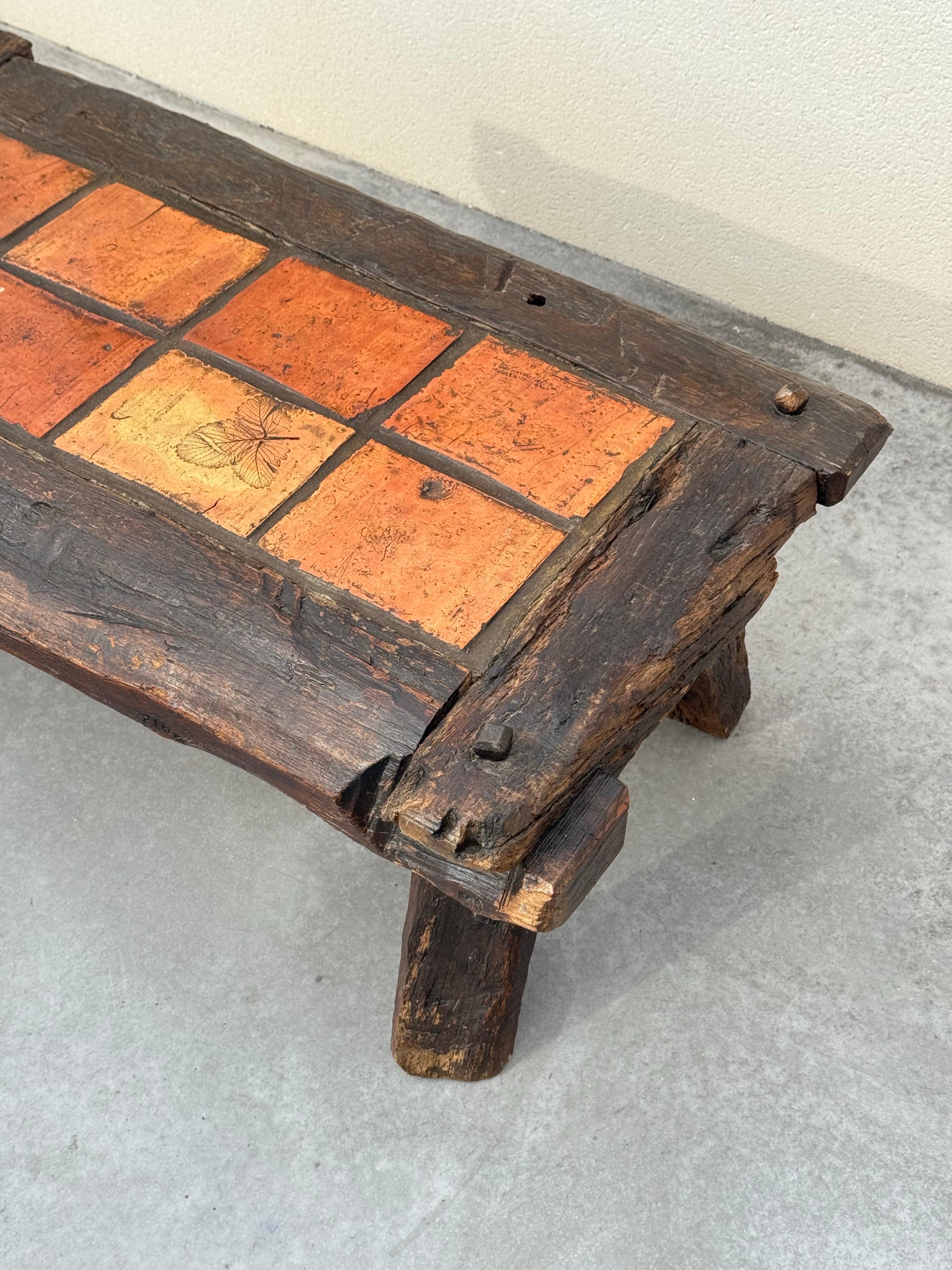 Authentischer französischer Volkskunst-Couchtisch aus massiver Eiche und Terrakotta aus den 1950er Jahren (Mitte des 20. Jahrhunderts) im Angebot