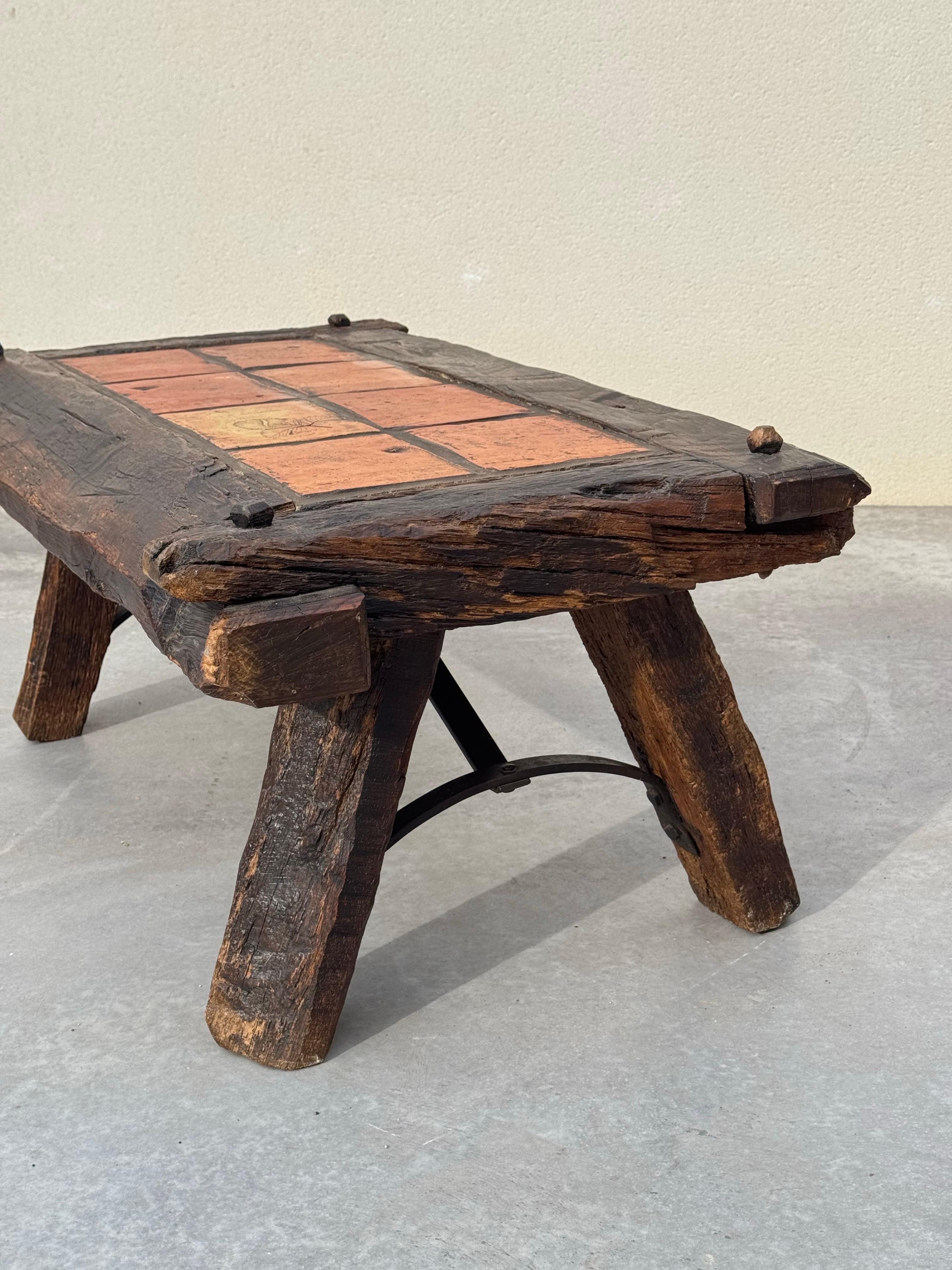 Authentischer französischer Volkskunst-Couchtisch aus massiver Eiche und Terrakotta aus den 1950er Jahren im Angebot 1