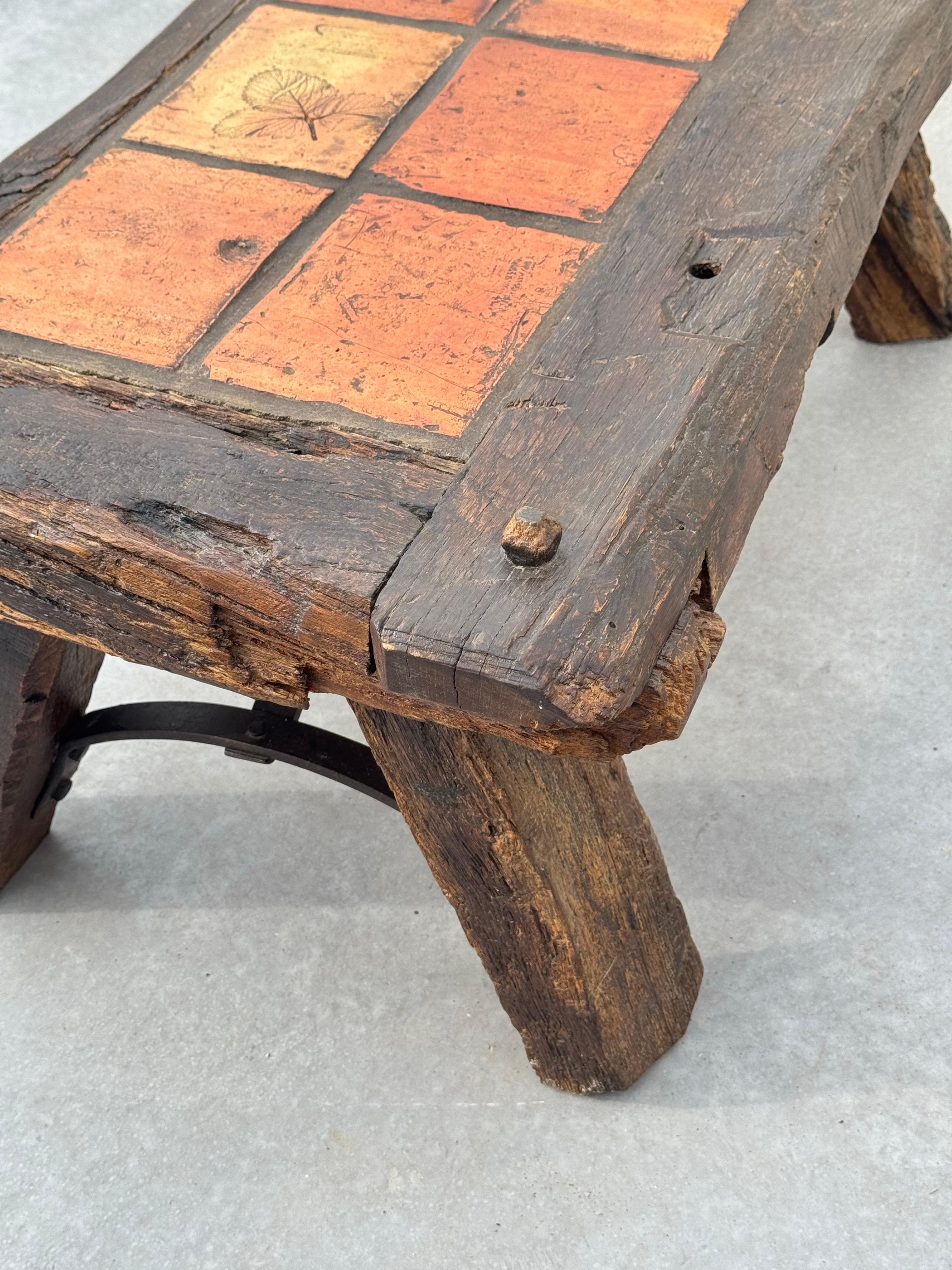 Authentischer französischer Volkskunst-Couchtisch aus massiver Eiche und Terrakotta aus den 1950er Jahren im Angebot 2