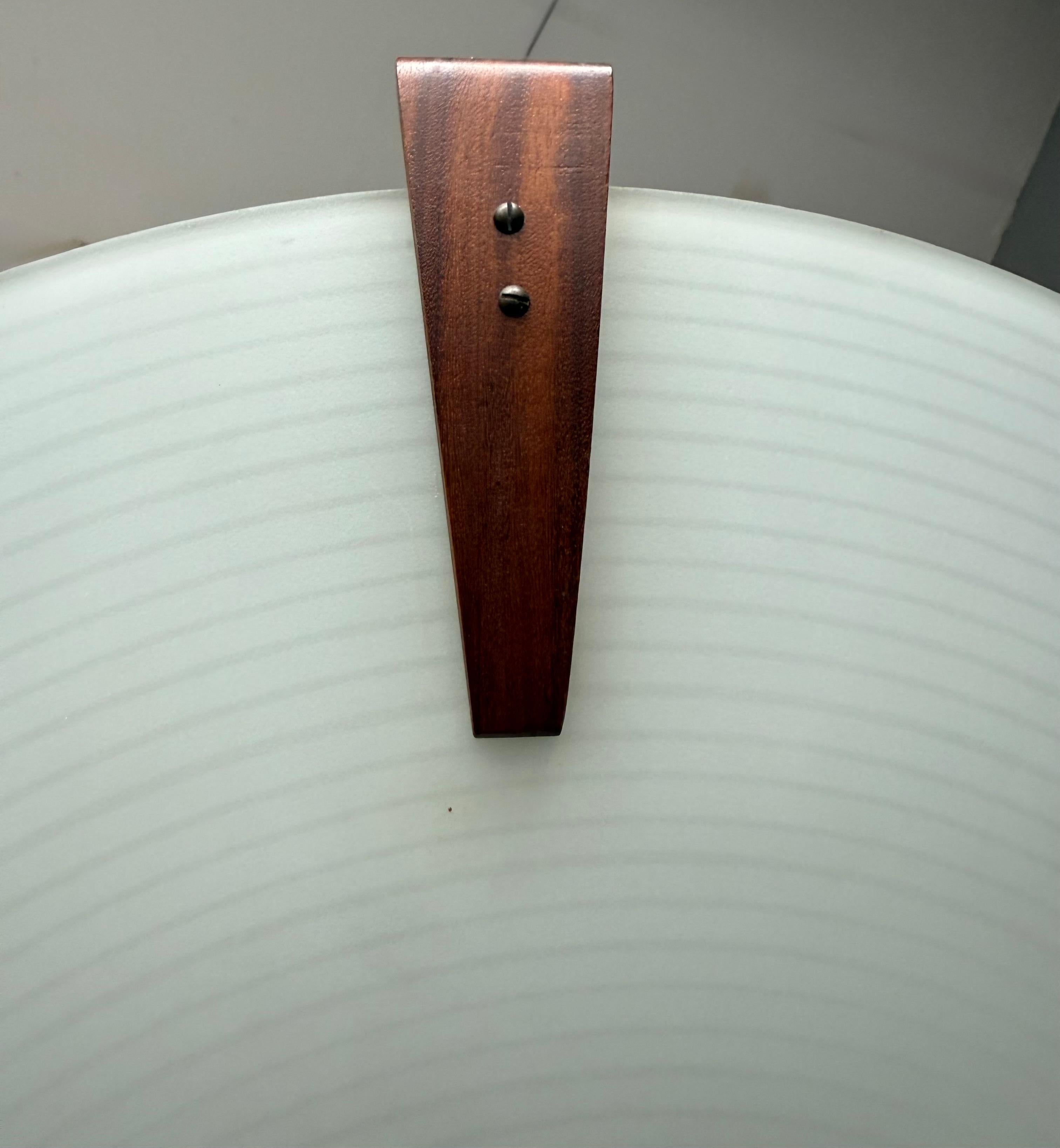 Autentica plafoniera modernista degli anni '50, vetro increspato smerigliato e dettagli in teak in vendita 2