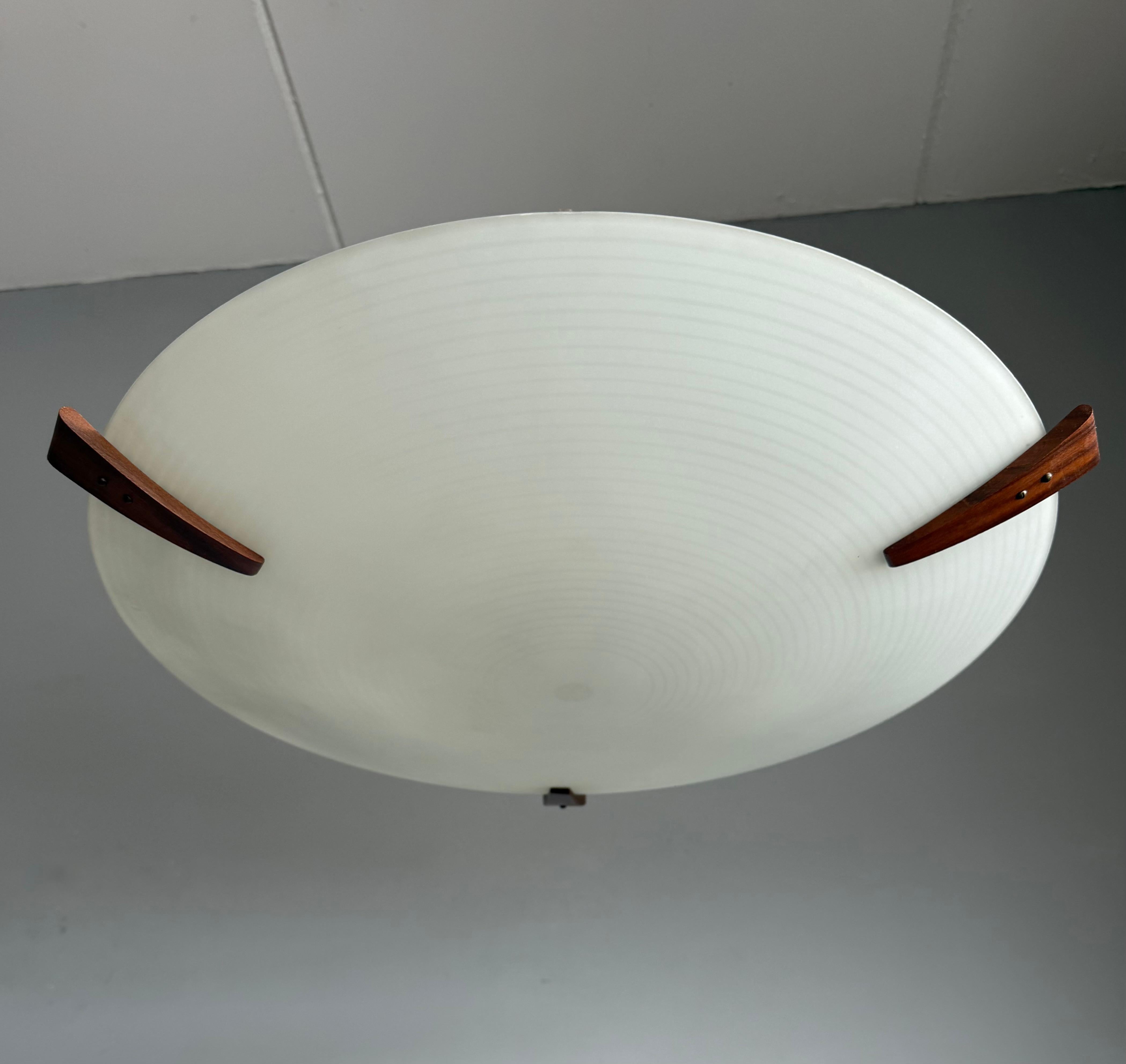 Montatura ad incasso moderna di metà secolo con vetro smerigliato e teak - anni '50

Alcuni pezzi si sentono subito a proprio agio: questo modello da incasso di metà secolo è uno di quelli. Realizzato negli anni Cinquanta, è un raro equilibrio tra