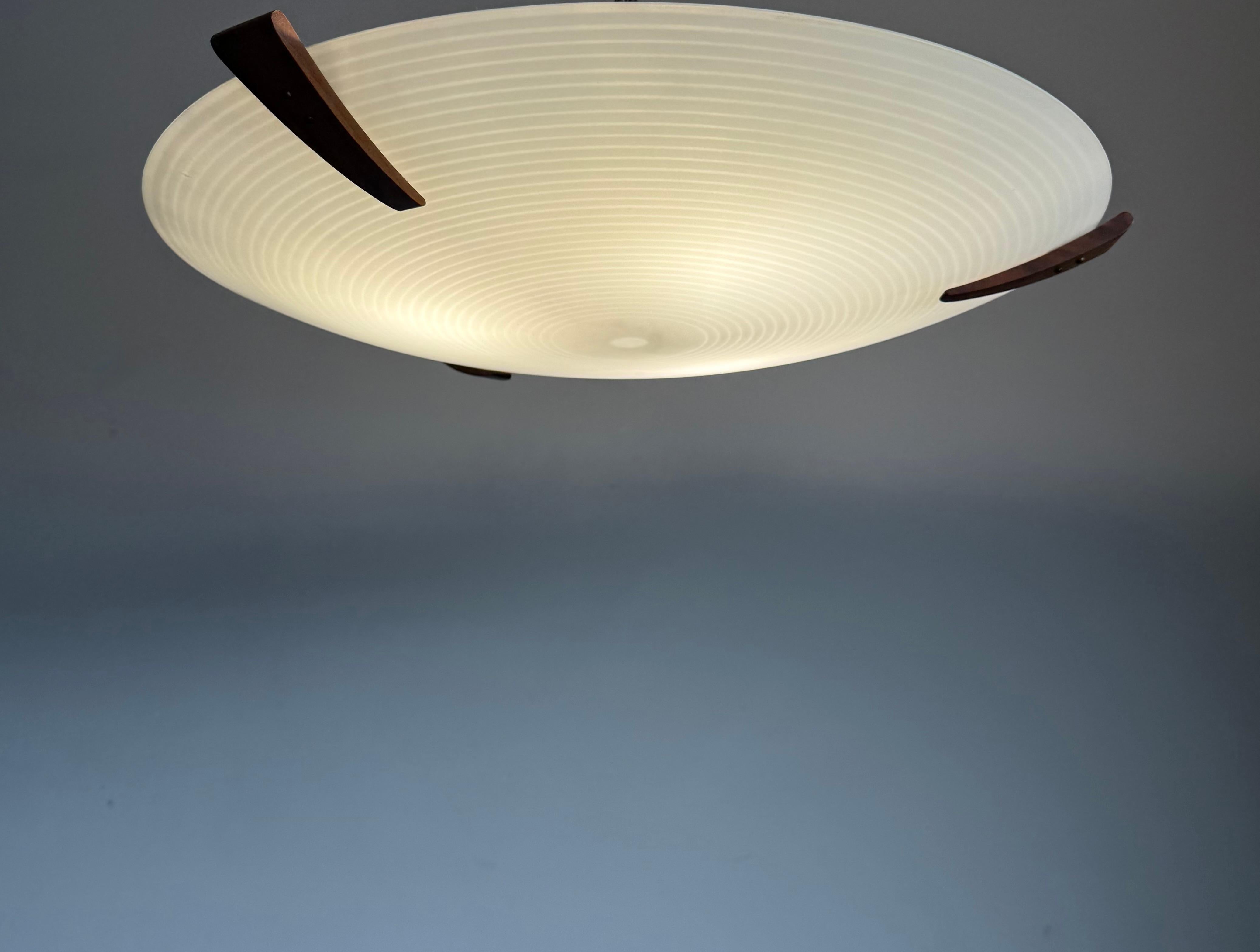 Mid-Century moderno Autentica plafoniera modernista degli anni '50, vetro increspato smerigliato e dettagli in teak in vendita