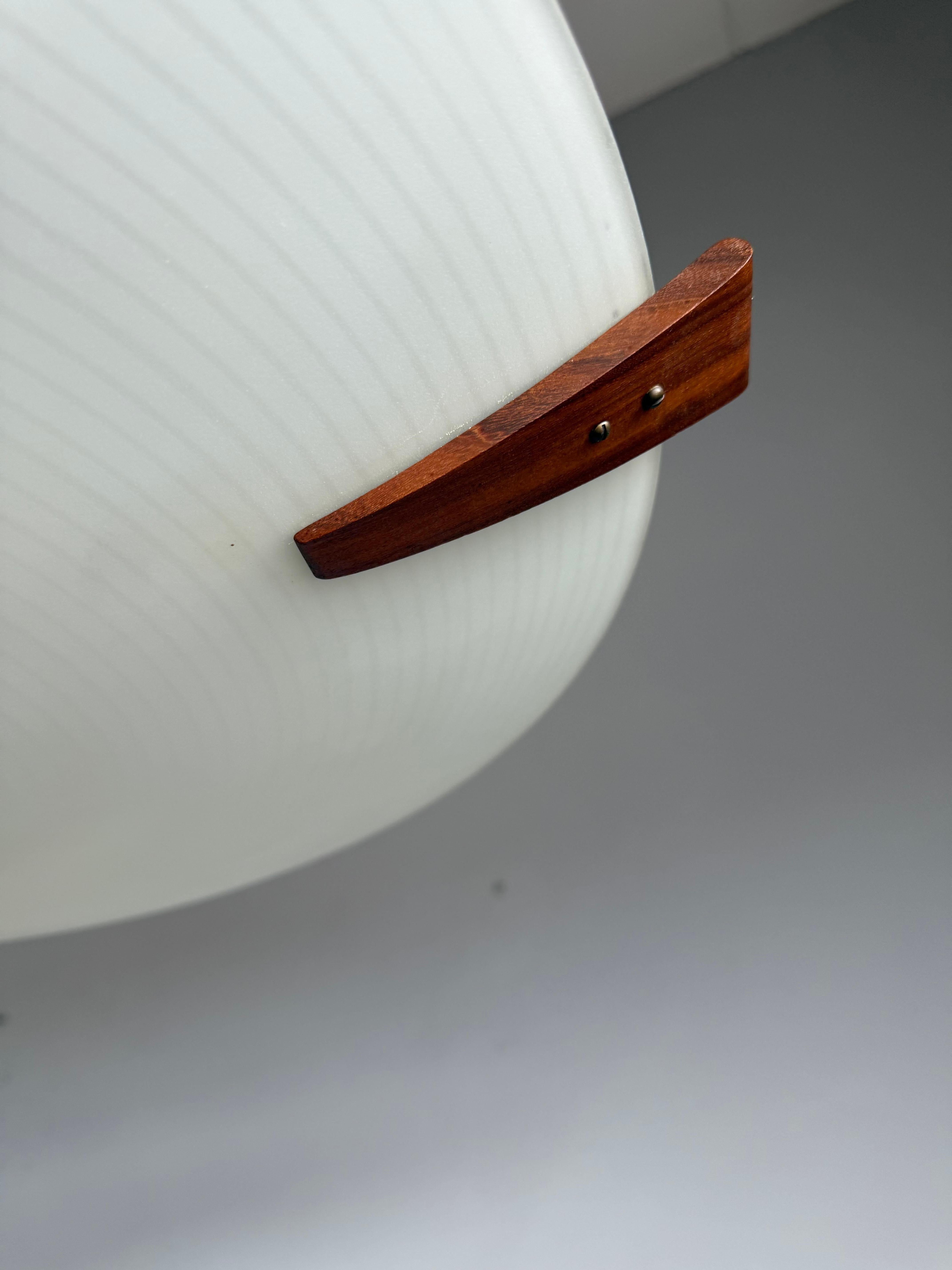 Autentica plafoniera modernista degli anni '50, vetro increspato smerigliato e dettagli in teak In condizioni ottime in vendita a Lisse, NL