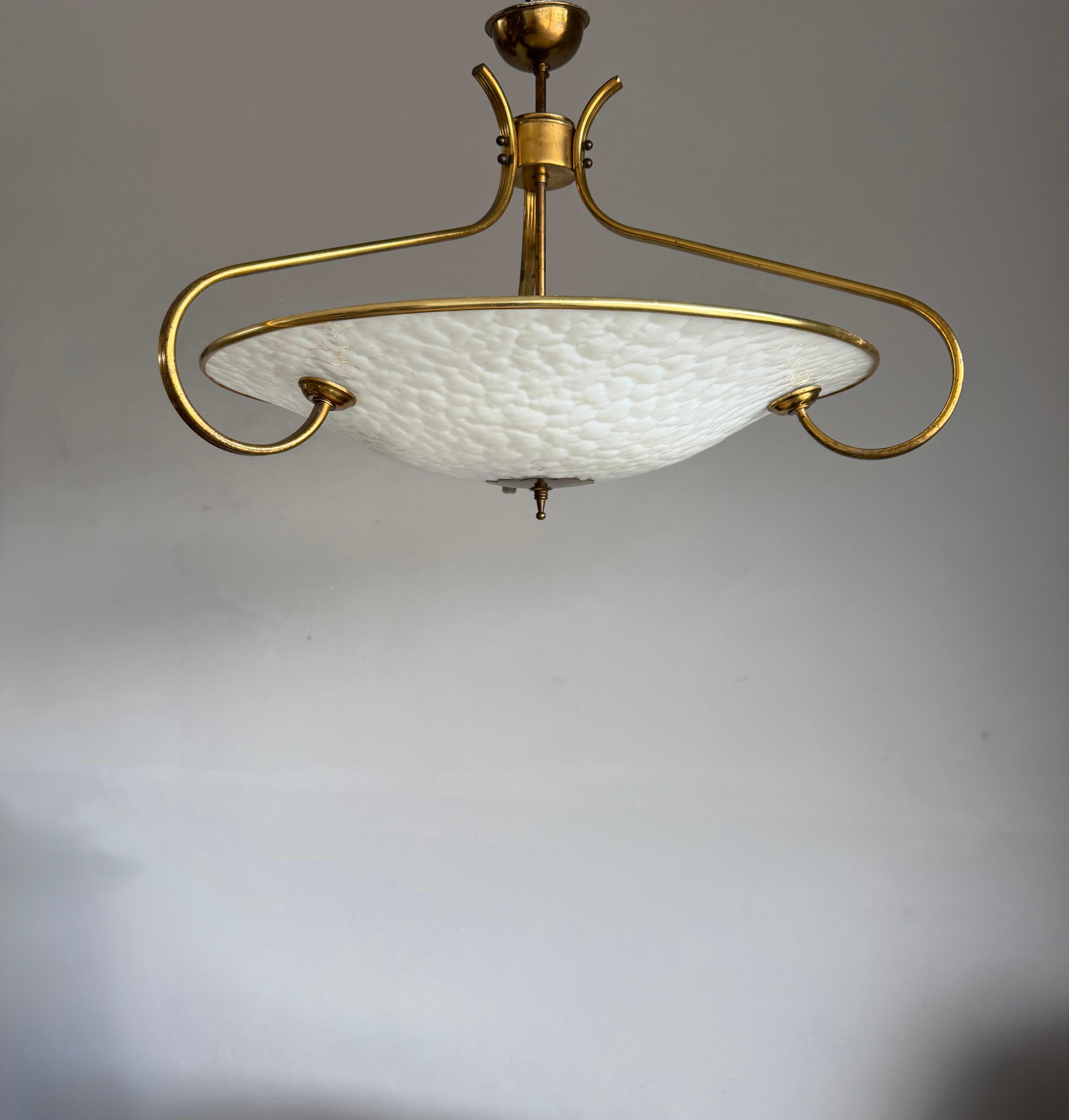 Mid-Century Modern Flush Mount with Textured Glass Shade, 1950s

Some pieces just feel right the moment you see them – and this mid-century flush mount is one of them. Made in the 1950s, it strikes a rare balance between simplicity, elegance, and