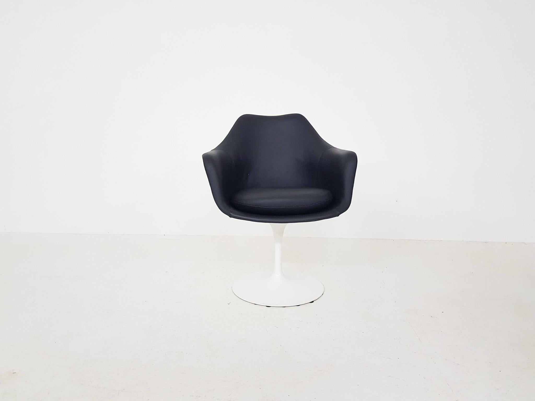 An original and vintage dark blue leather Eero Saarinen tulip dining or armchair for Knoll International, 1969.

This is an authentic dining or arm chair from Eero Saarinen for Knoll International. This chair was once used in the city hall wedding