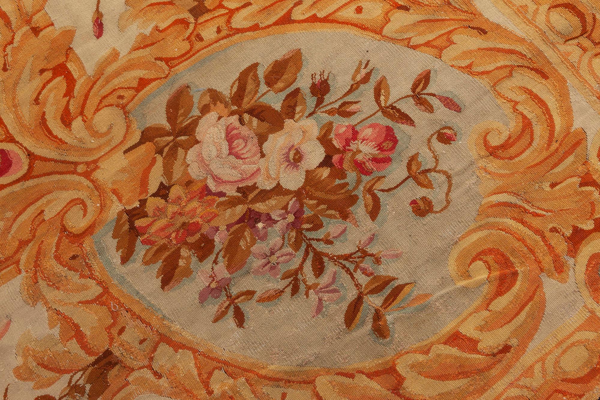 Authentique tapis floral français d'Aubusson beige noir marron or rose du 19ème siècle
Taille : 17'3