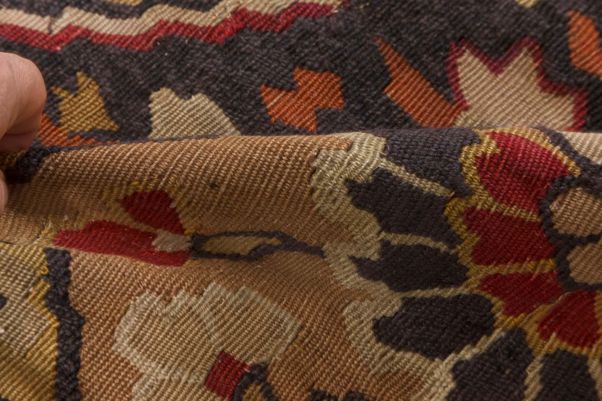 Authentique tapis d'Aubusson du 19ème siècle, fait main, à motifs floraux
Taille : 7'5