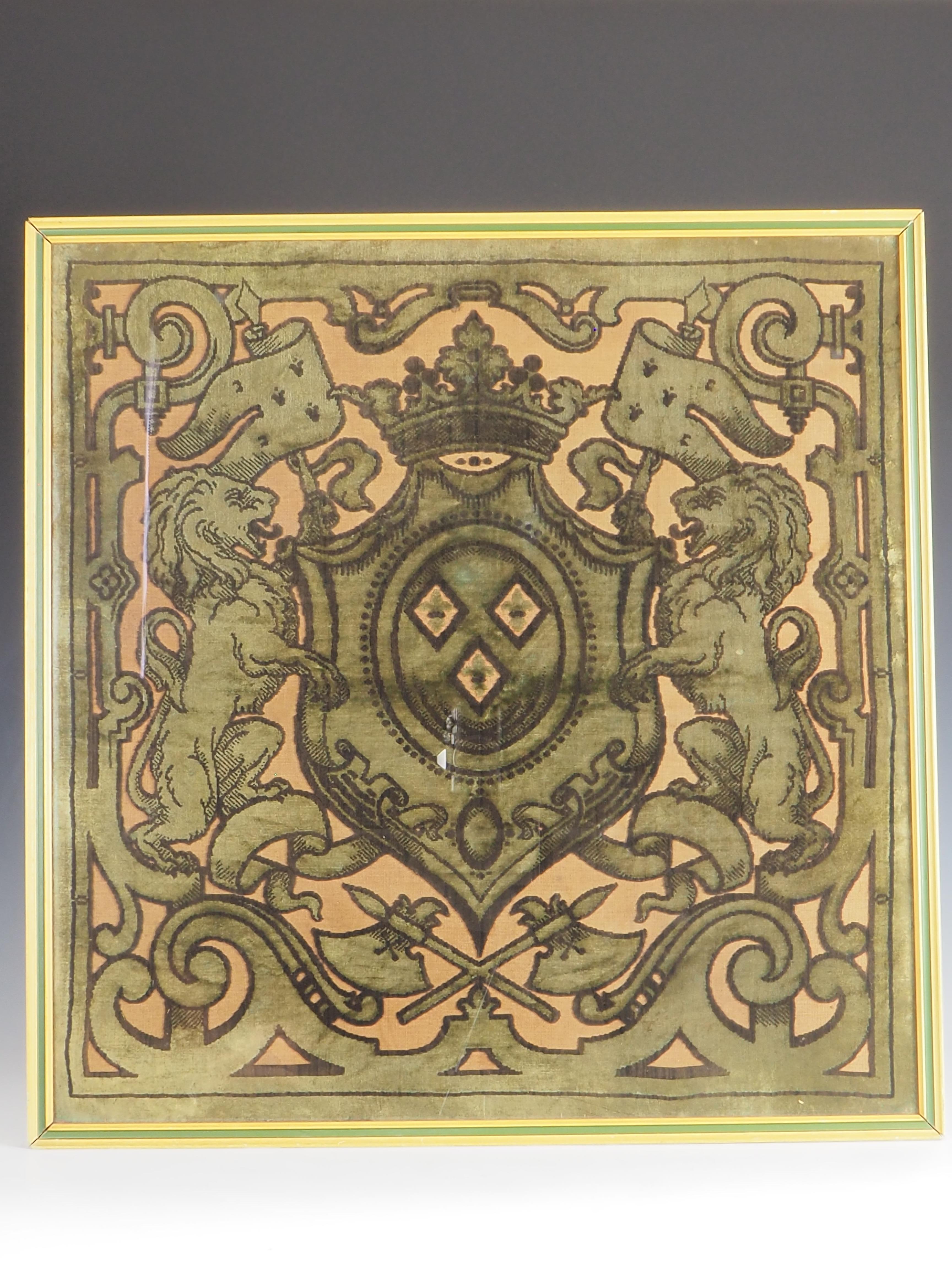 Authentique tapisserie en velours du XIXe siècle représentant des armoiries héraldiques

Le velours est depuis longtemps apprécié pour sa texture luxueuse et ses teintes riches, ce qui en fait un tissu de prédilection pour les cérémonies et la