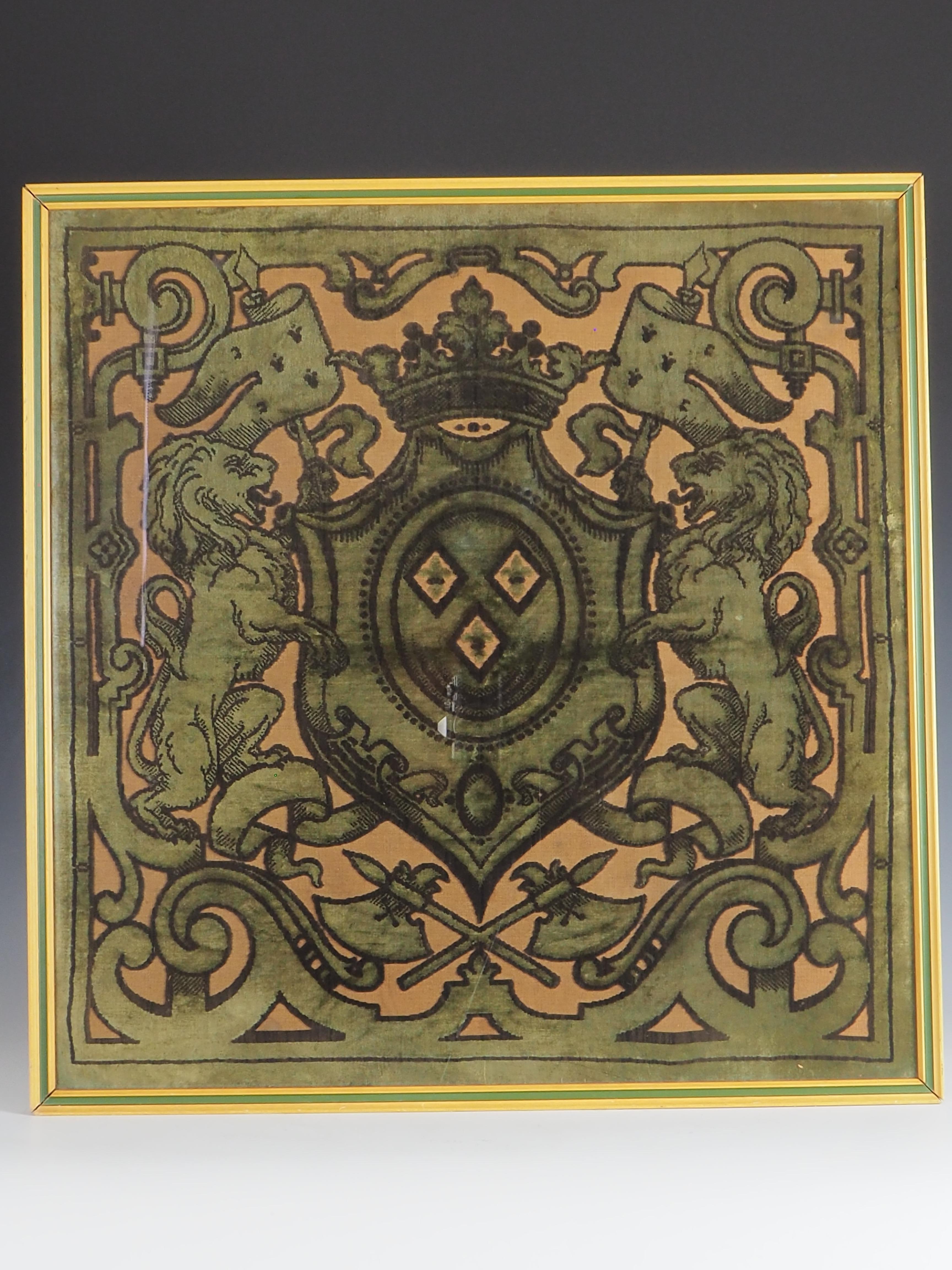 Authentique tapisserie en velours du 19ème siècle avec armoiries Bon état - En vente à Lincoln, GB