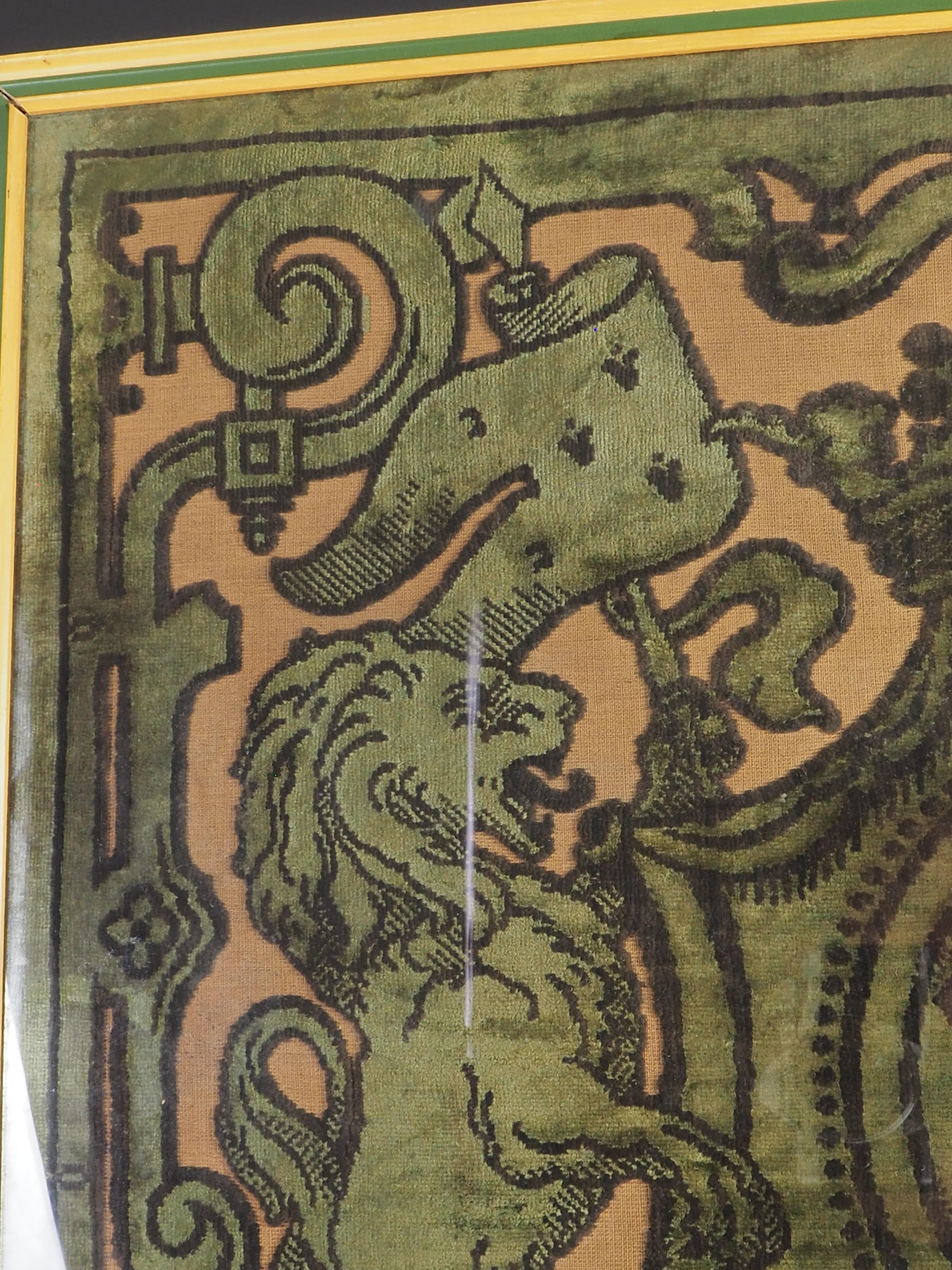 Authentique tapisserie en velours du 19ème siècle avec armoiries en vente 2