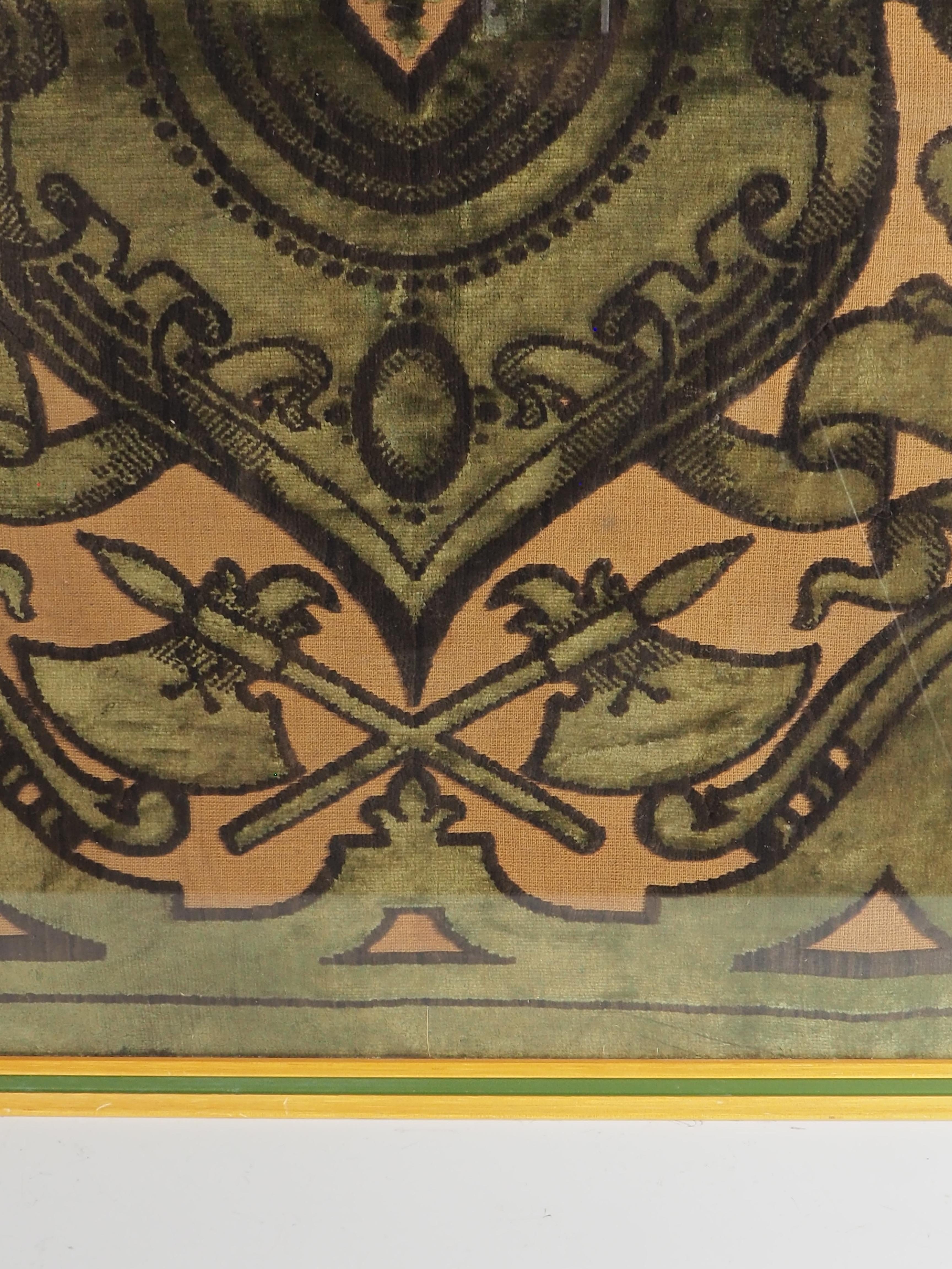 Authentique tapisserie en velours du 19ème siècle avec armoiries en vente 3