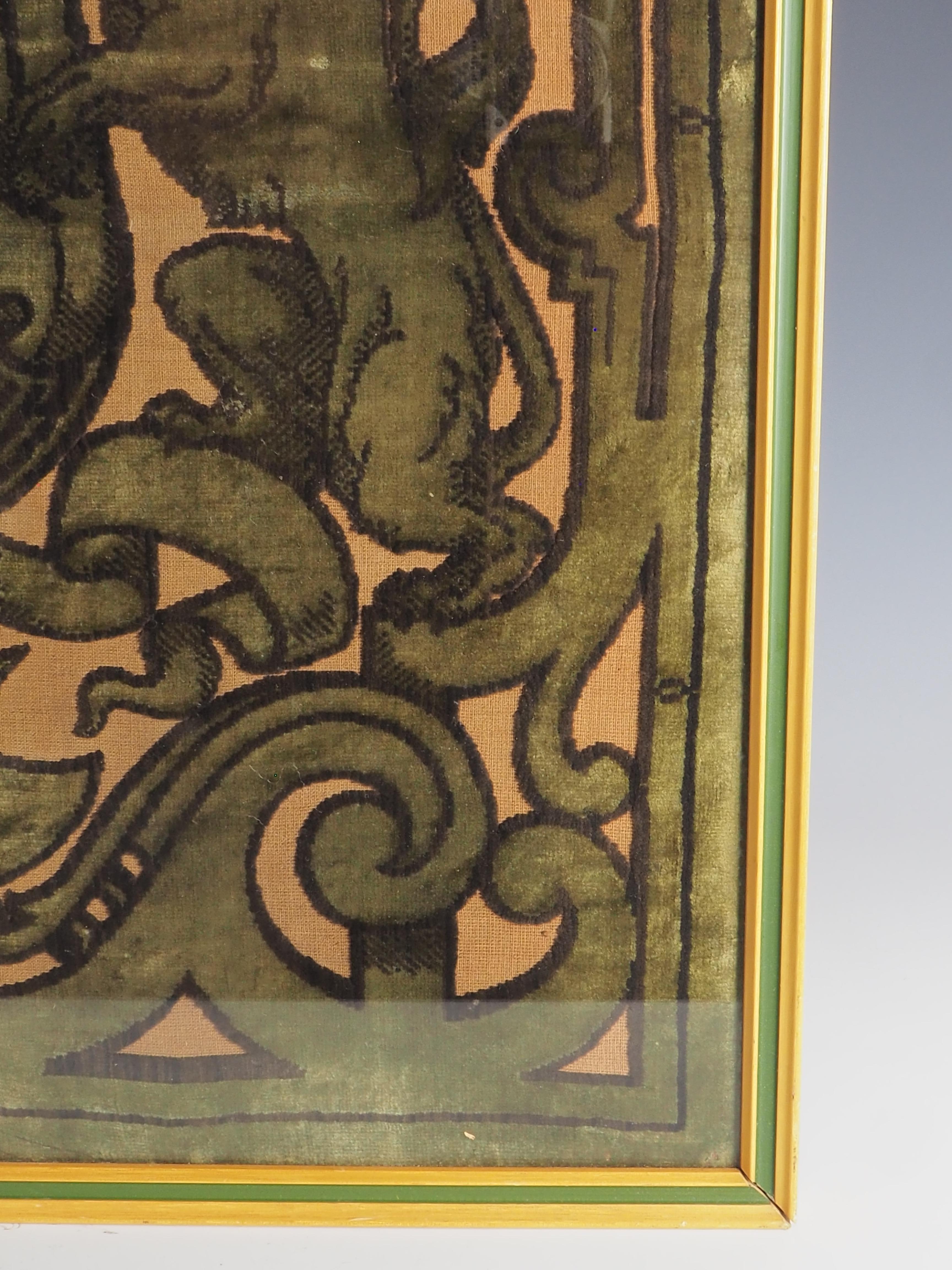 Authentique tapisserie en velours du 19ème siècle avec armoiries en vente 4