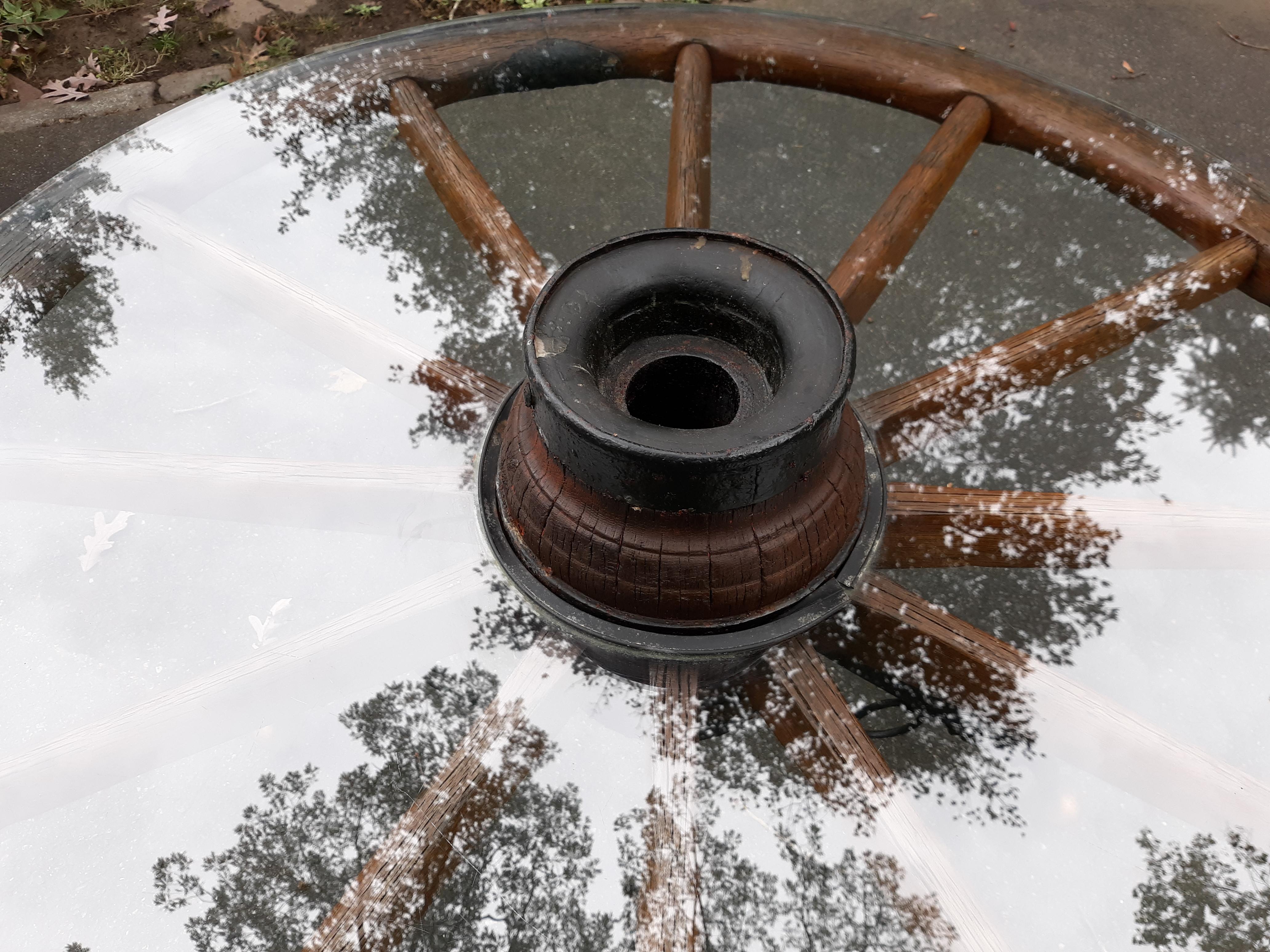 Antique wagon wheel coffee table rustique western glass top. Très belle qualité personnalisée avec une base solide en métal noir et laiton. Plateau en verre personnalisé. Prêt à être placé. Mesure 44