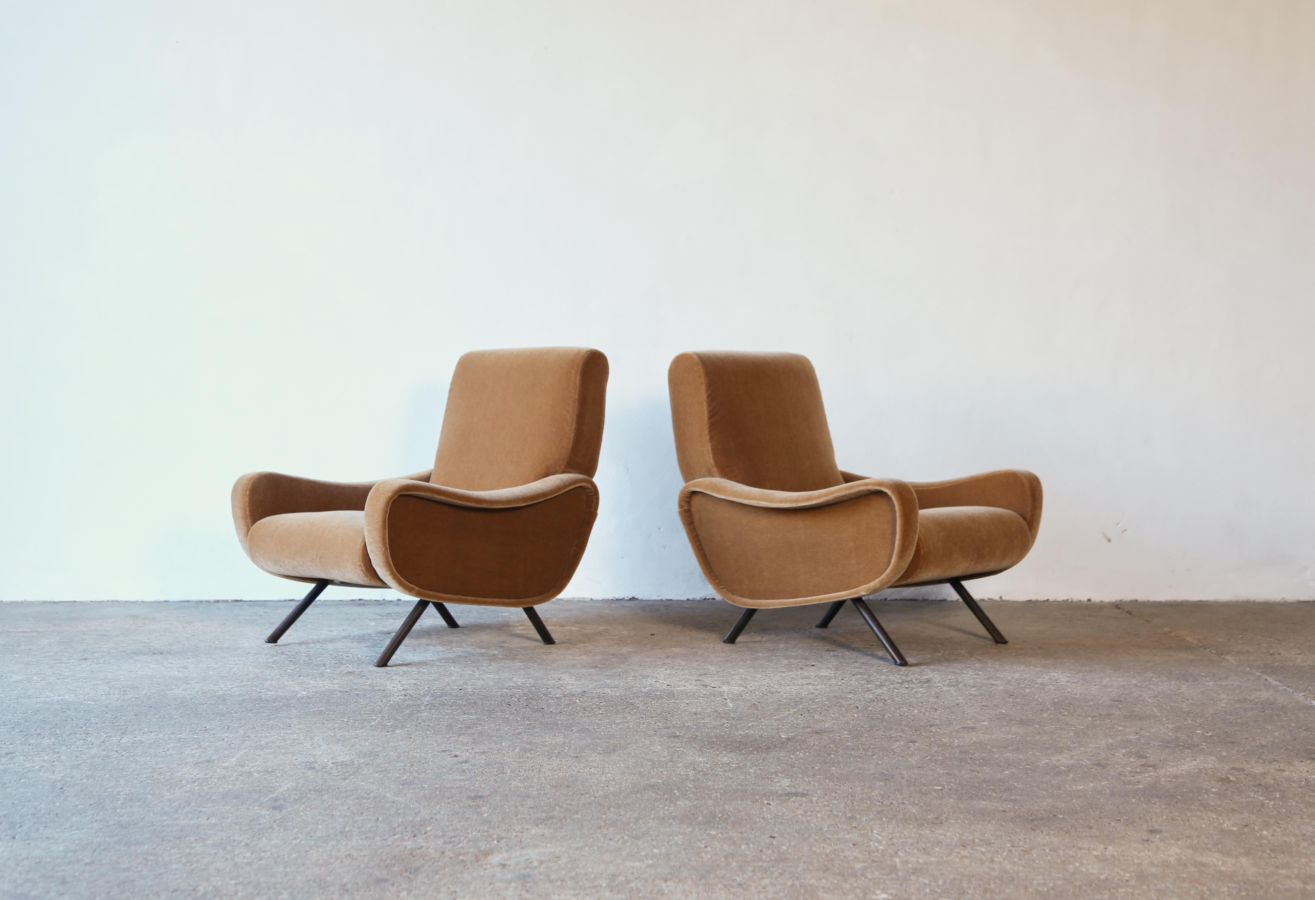 Ein Paar originaler, authentischer Damenstühle aus der Erstausgabe von Marco Zanuso, Arflex, Italien, 1960er Jahre. Neu gepolstert in einem luxuriösen, hochwertigen, orange-rostfarbenen Stoff aus 100% Mohair. Messingfüße mit natürlicher Patina