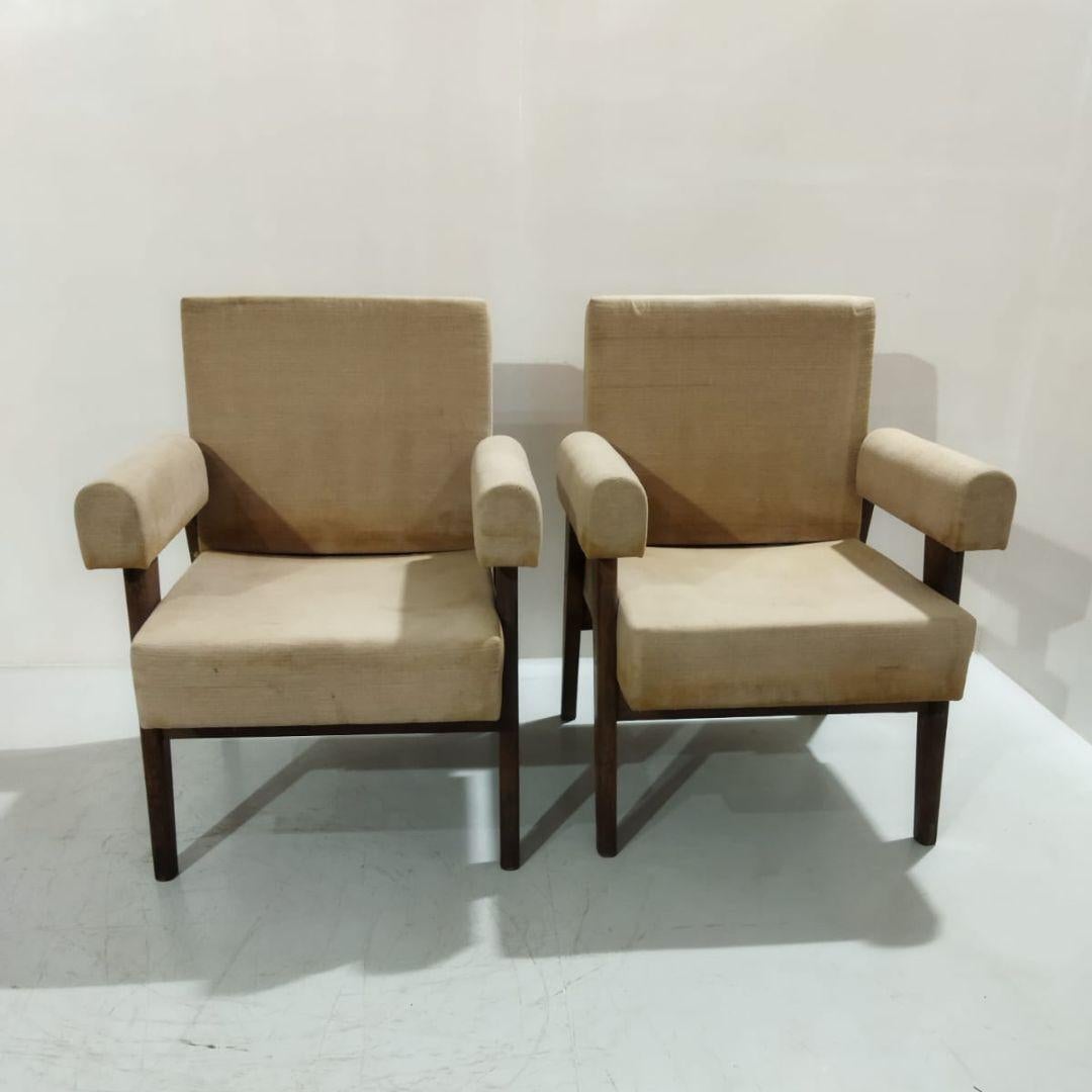 Rare chaise d'avocat et de presse Pierre Jeanneret et Le Corbusier de la Haute Cour de Chandigarh, vers 1955-56, connue sous le nom de LC/PJ-SI-41-A,

Fabriquée en teck massif, la chaise présente un dossier, une assise et des accoudoirs légèrement