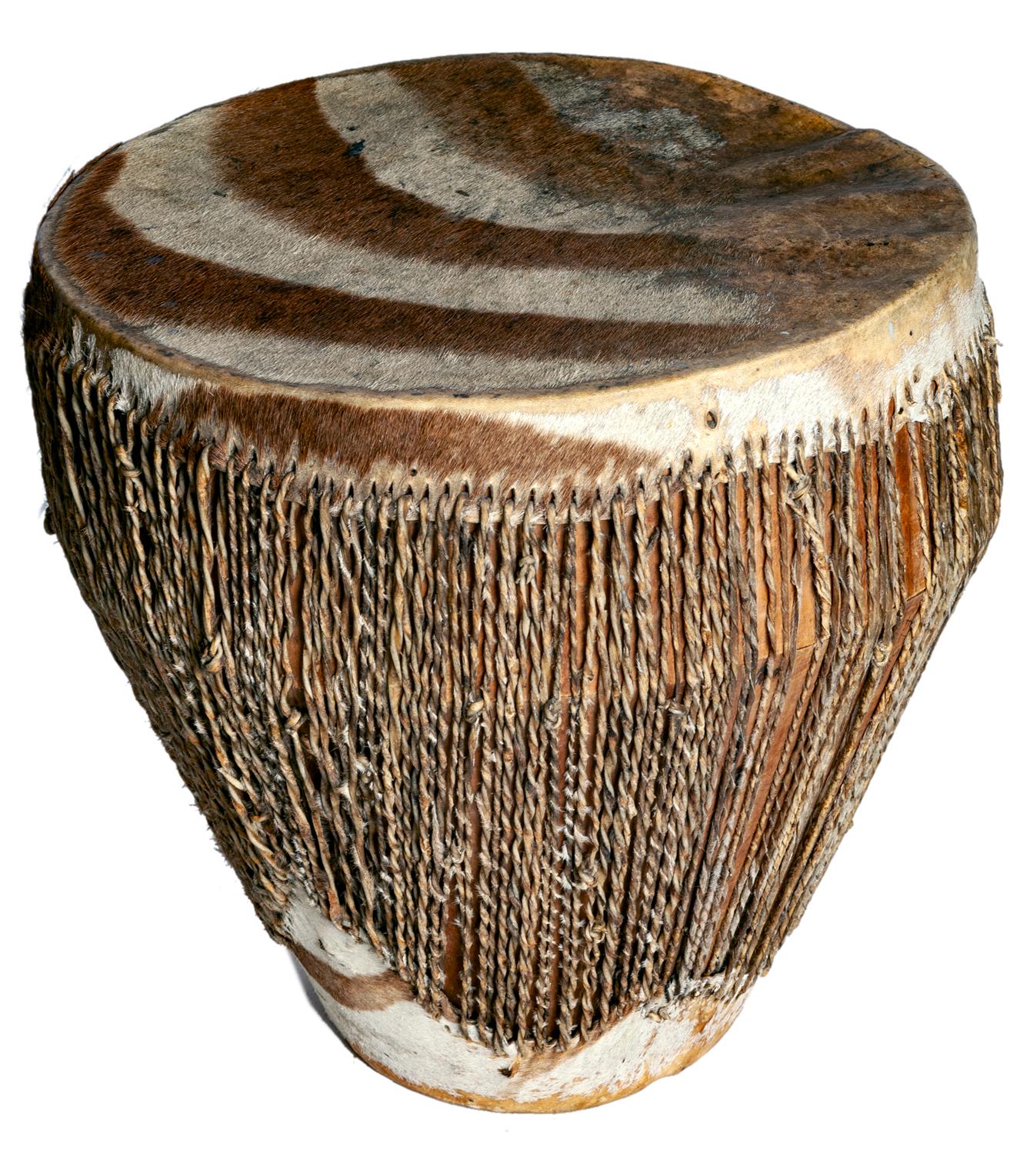 Tambor, Tamtam Engoma africano de Uganda. Los años 50
Tambor tribal africano del siglo XX. Fabricado con piel de cebra, el tambor tiene un gran sonido.
Una pieza multifuncional que también puede utilizarse como mesa de acento o como taburete.
Este