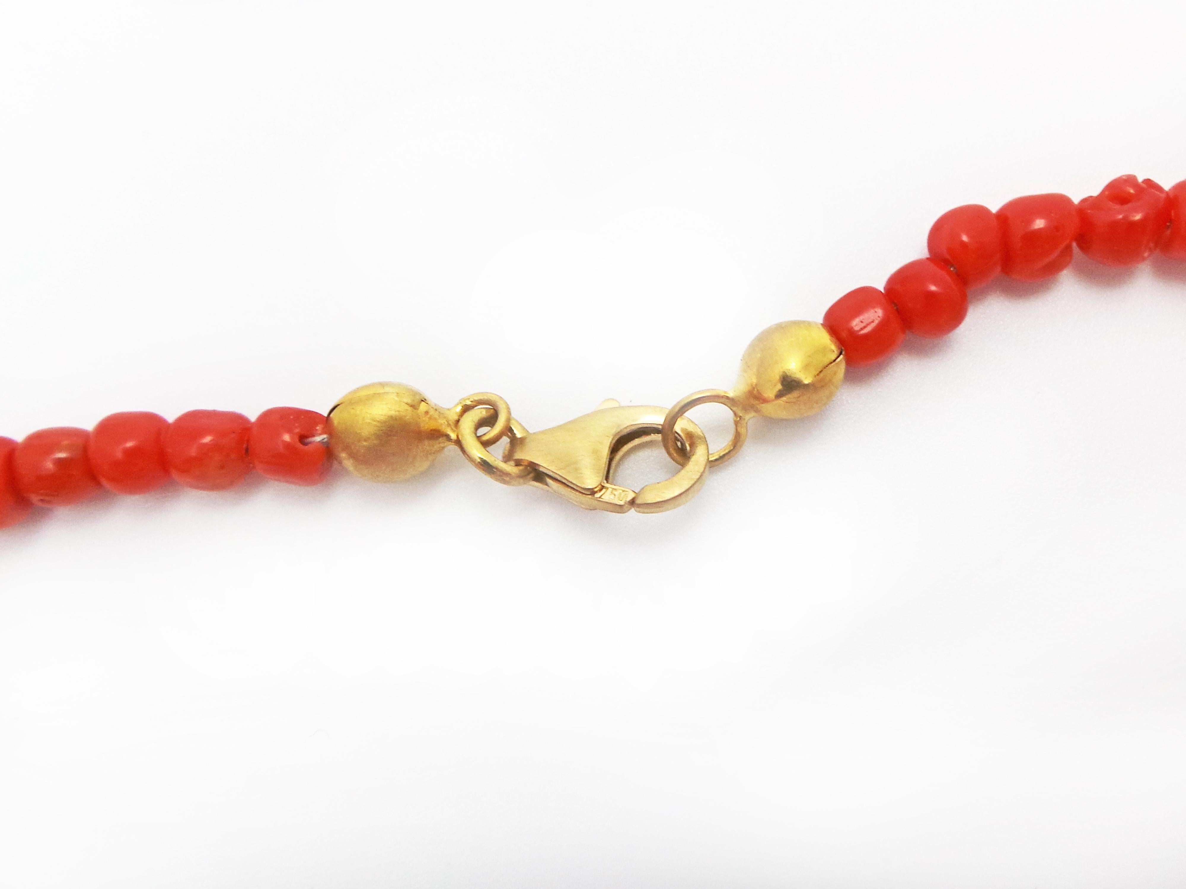 Contemporain Authentique collier pendentif en or et perles de corail avec clé romaine ancienne en bronze en vente