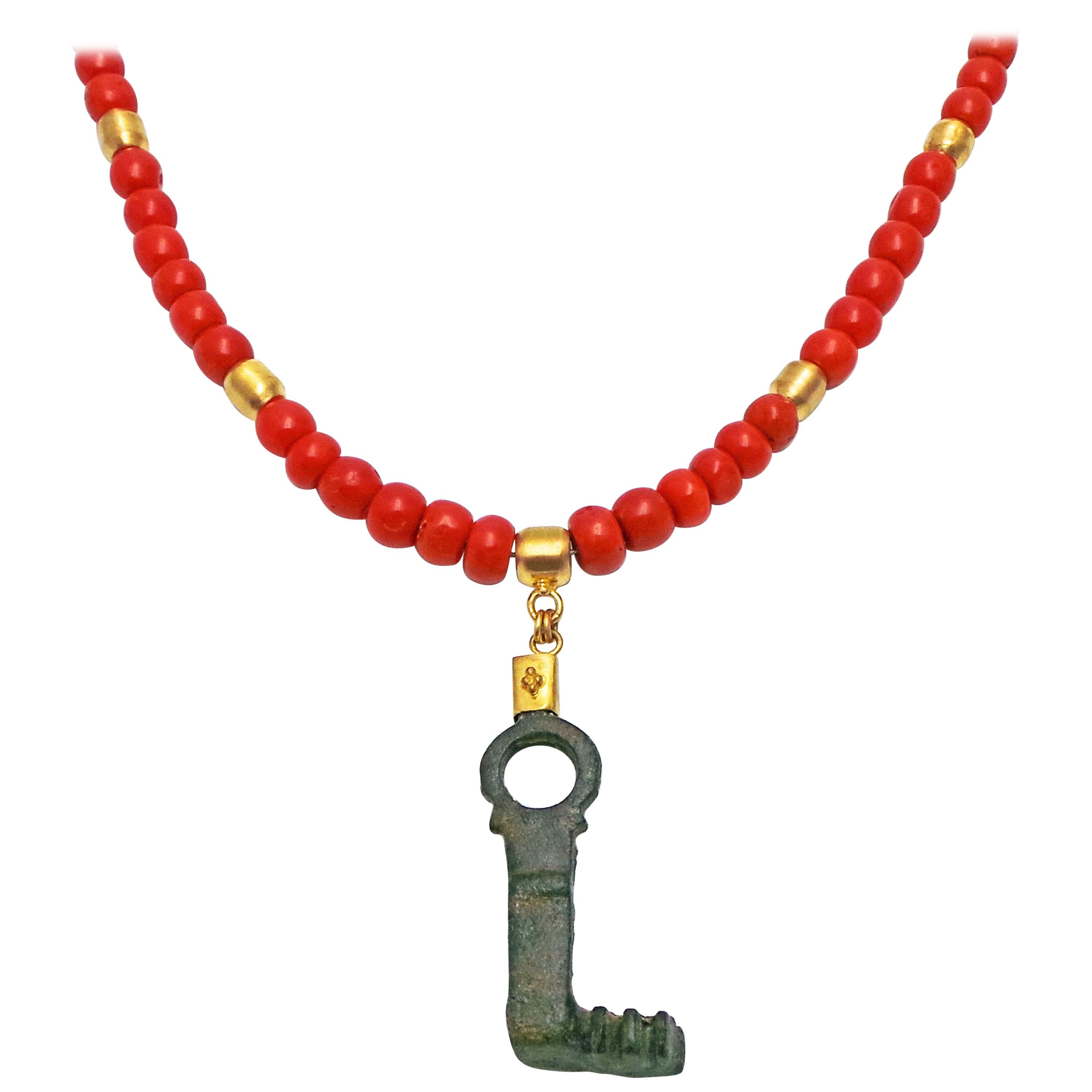 Authentique collier pendentif en or et perles de corail avec clé romaine ancienne en bronze