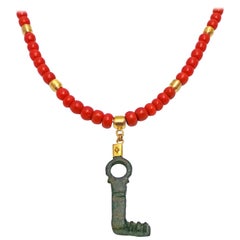 Authentischer antiker römischer Bronze-Schlüssel und Gold-Anhänger an Korallenperlenkette
