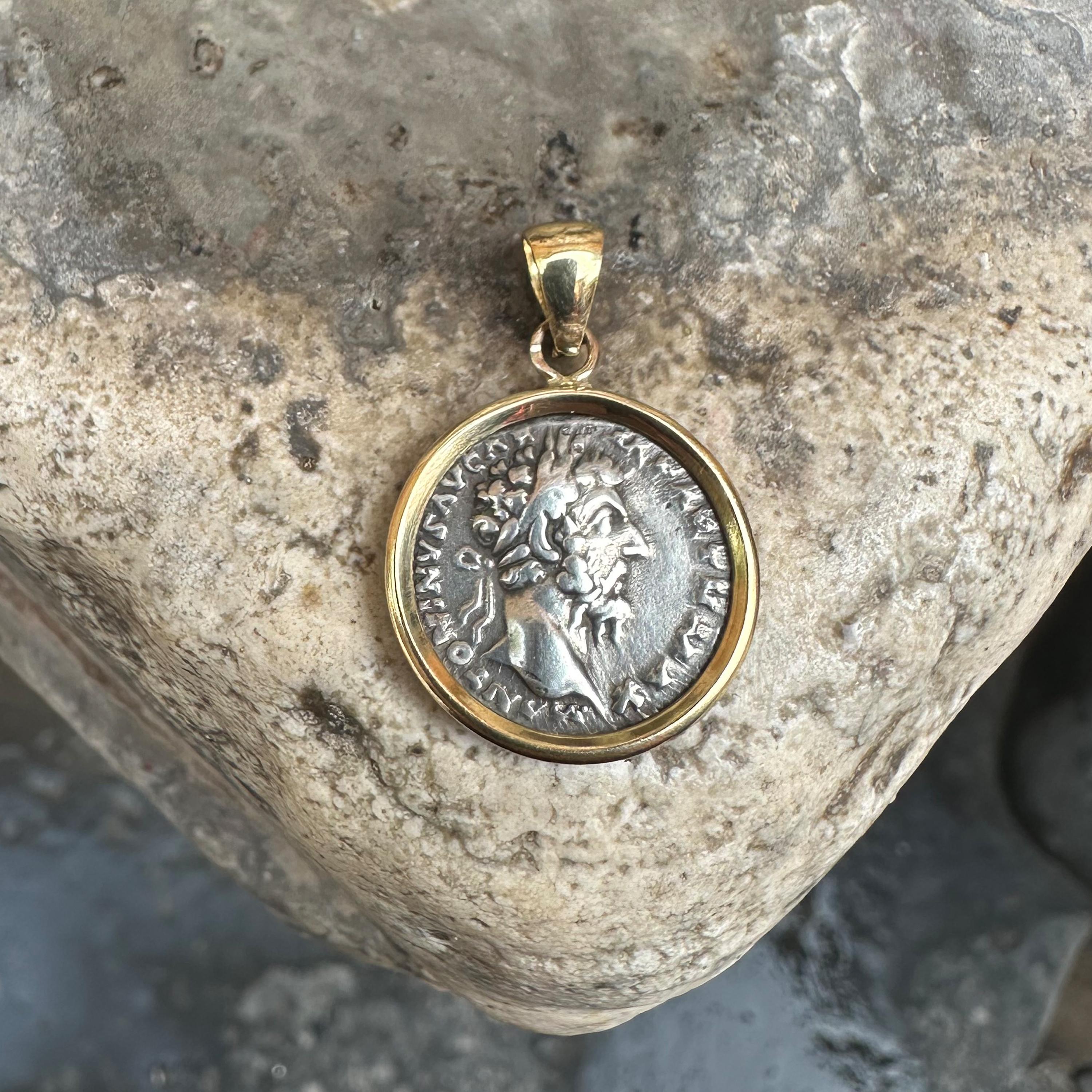 <p>Ce pendentif exquis est orné d'une pièce de monnaie romaine originale datant du IIe siècle ADS, à l'effigie de l'empereur Marc Aurèle. Réalisée en or 18 carats, elle témoigne de la beauté intemporelle et de l'importance historique de l'art romain