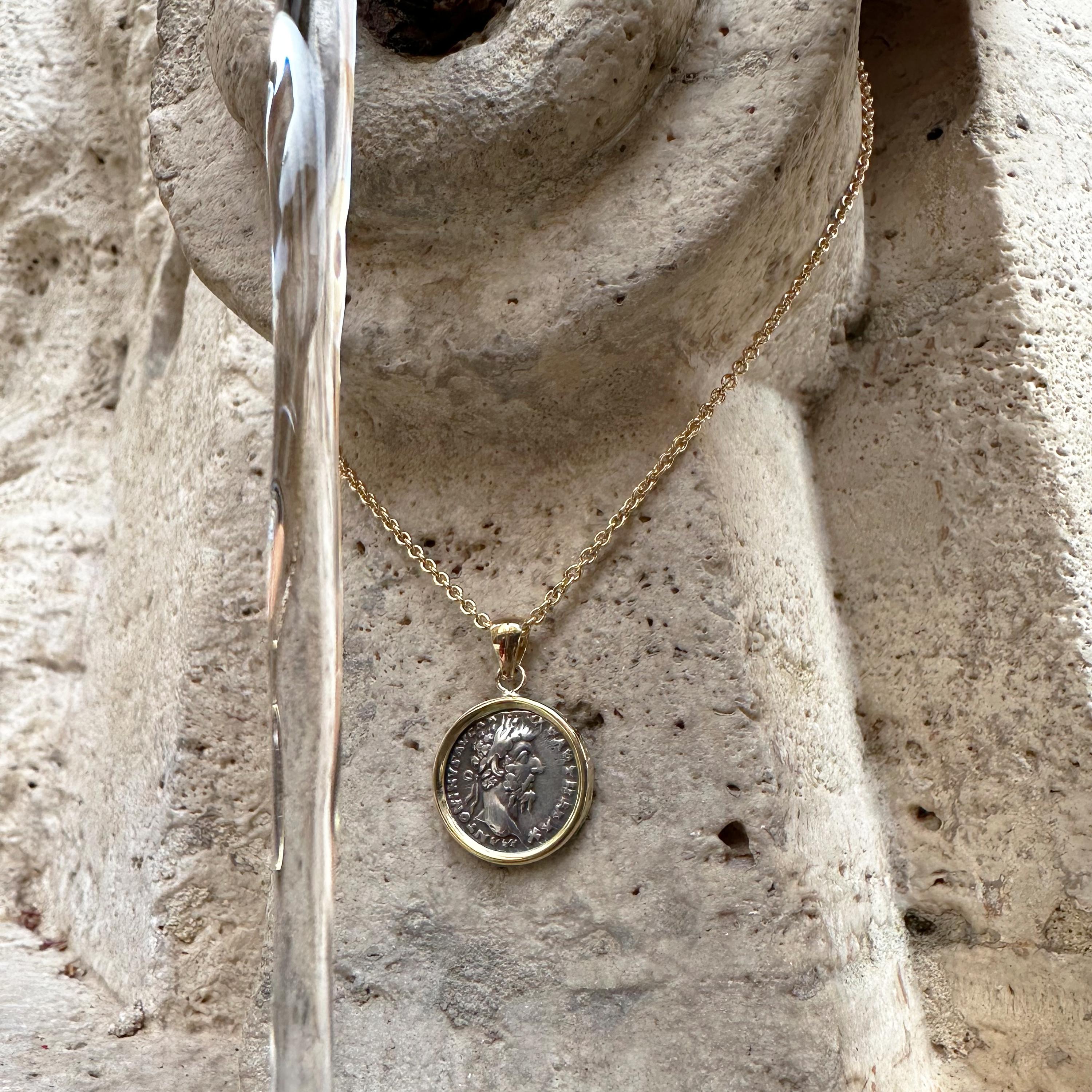 Romain classique Authentique pièce de monnaie romaine antique pendentif en or 18 carats avec emp. Marcus Aurelius en vente