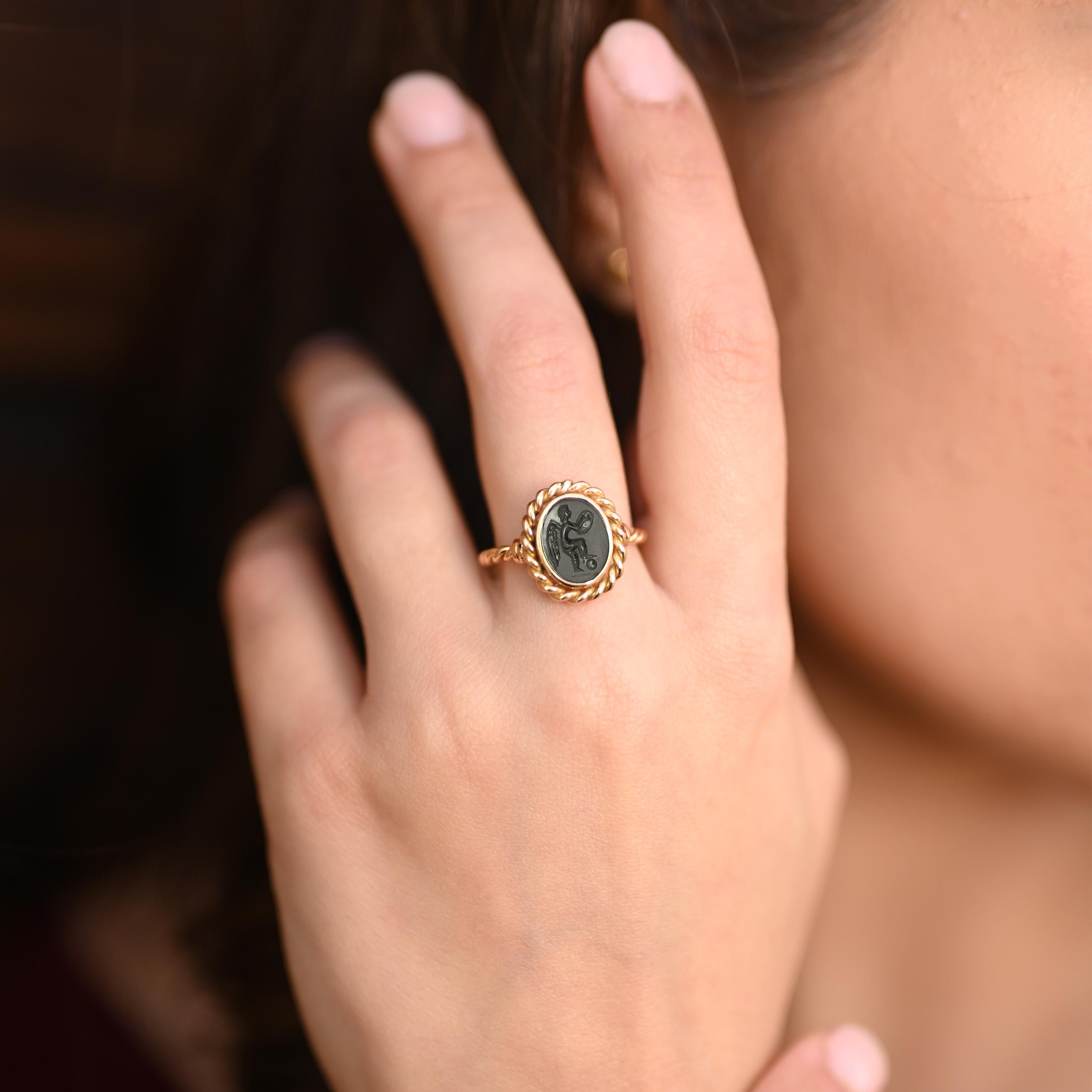 <p>Dieser Ring aus 18-karätigem Gold, der von unseren erfahrenen Goldschmieden sorgfältig gefertigt wurde, zeigt ein authentisches römisches Onyx-Intaglio aus dem 1. bis 2. Jahrhundert nach Christus.</p>
<p>Das Stichtiefdruckbild zeigt eine Siegerin