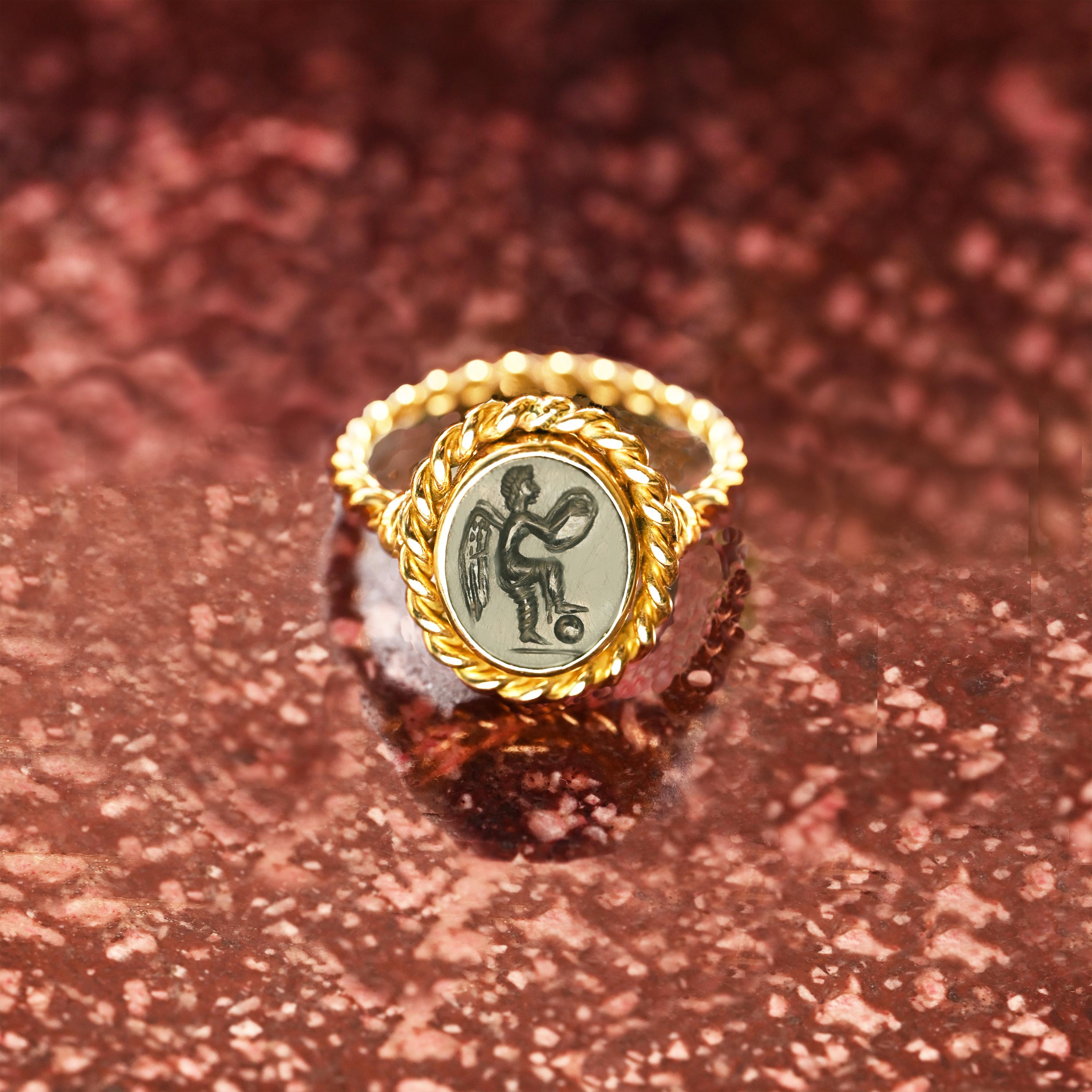 Classical Roman Authentic Ancient Roman Onyx Intaglio 1st-2nd Century AD 18 Kt Gold Ring, depict For Sale