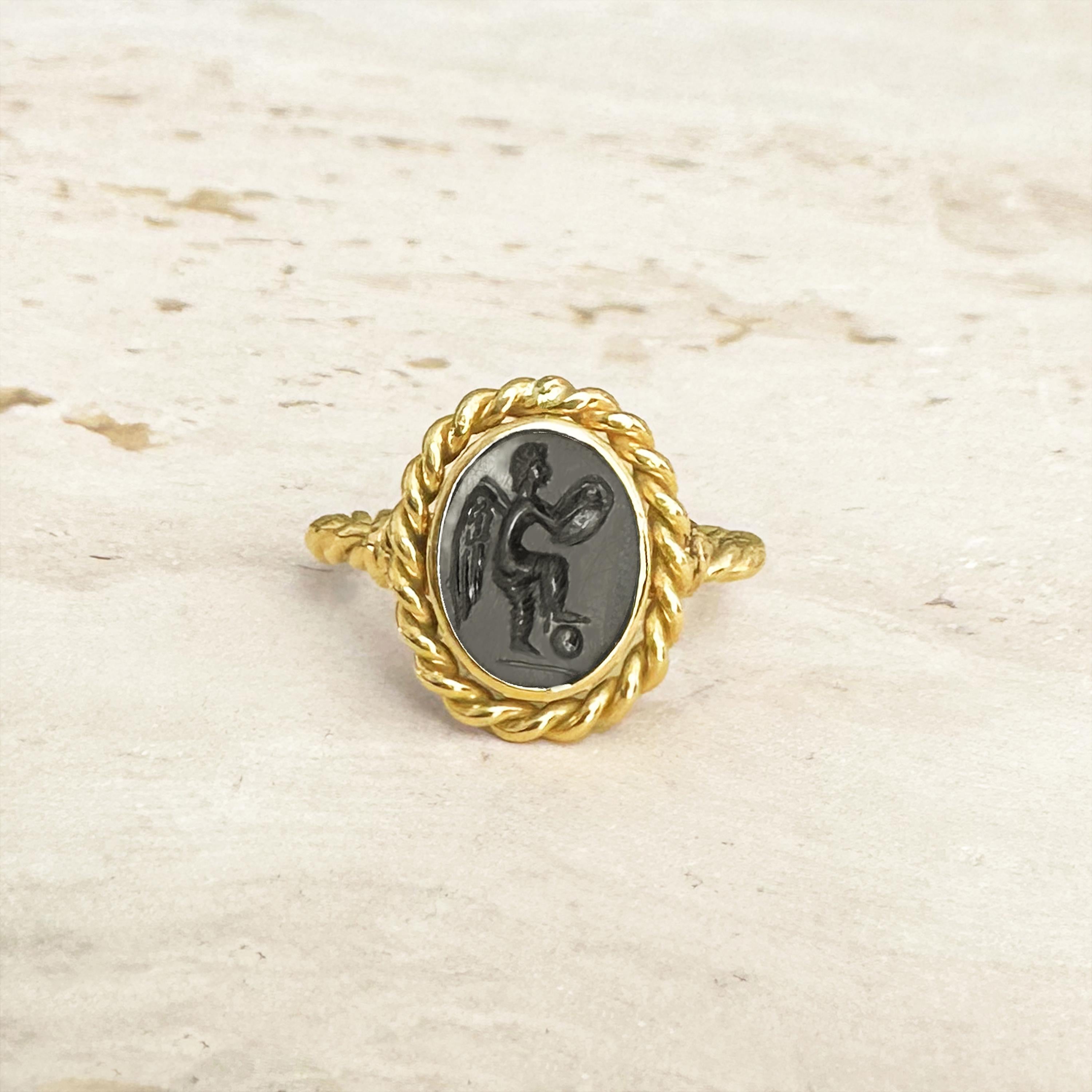 Women's or Men's Authentic Ancient Roman Onyx Intaglio 1st-2nd Century AD 18 Kt Gold Ring, depict For Sale