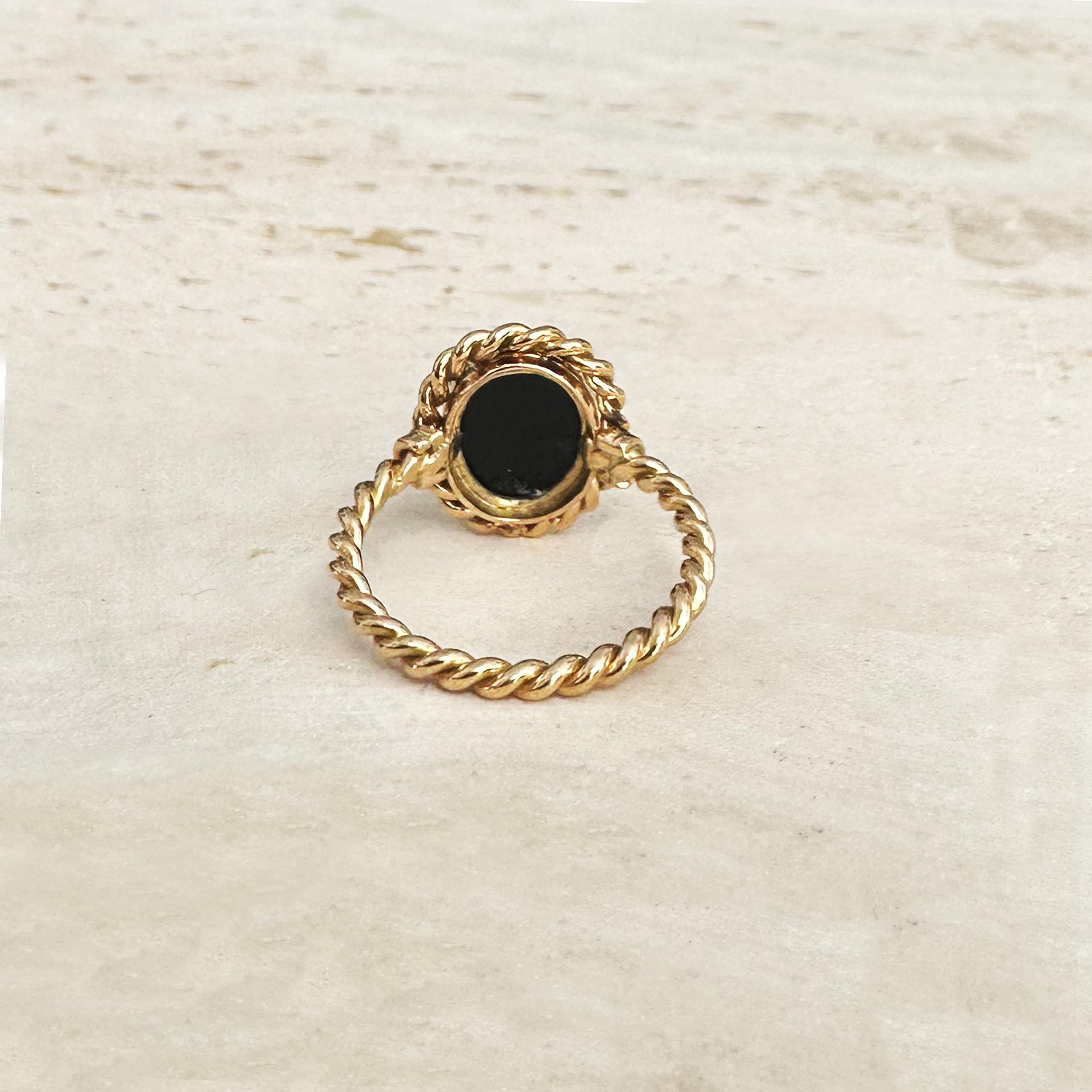 Oval Cut Authentic Ancient Roman Onyx Intaglio 1st-2nd Century AD 18 Kt Gold Ring, depict For Sale