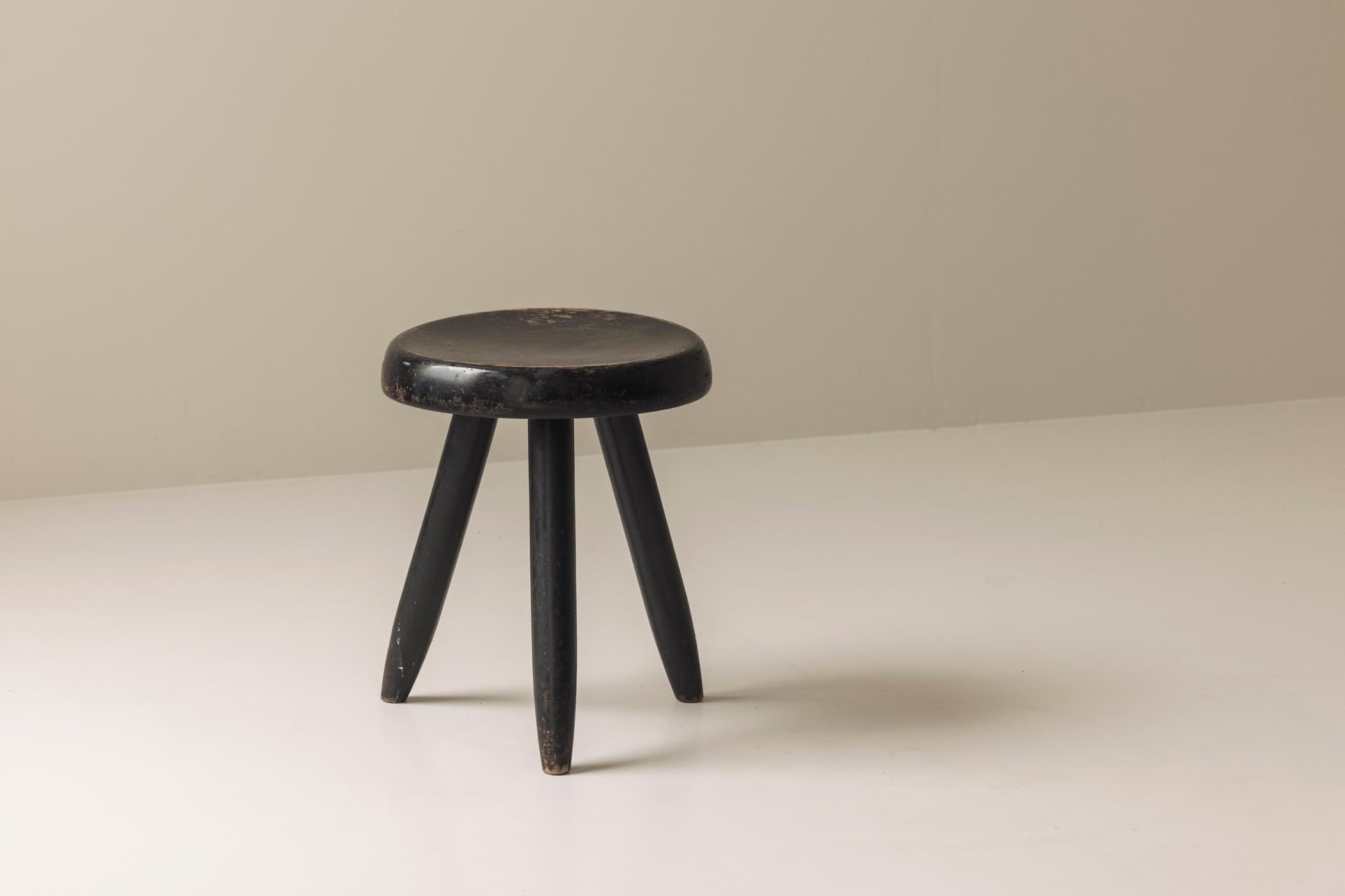 Dieser frühe, dunkel gebeizte High Berger Hocker von Charlotte Perriand ist ein exquisites Beispiel für französisches Design aus der Mitte des Jahrhunderts und verkörpert die zeitlose Schlichtheit und funktionale Eleganz, die ihr Werk auszeichnen.