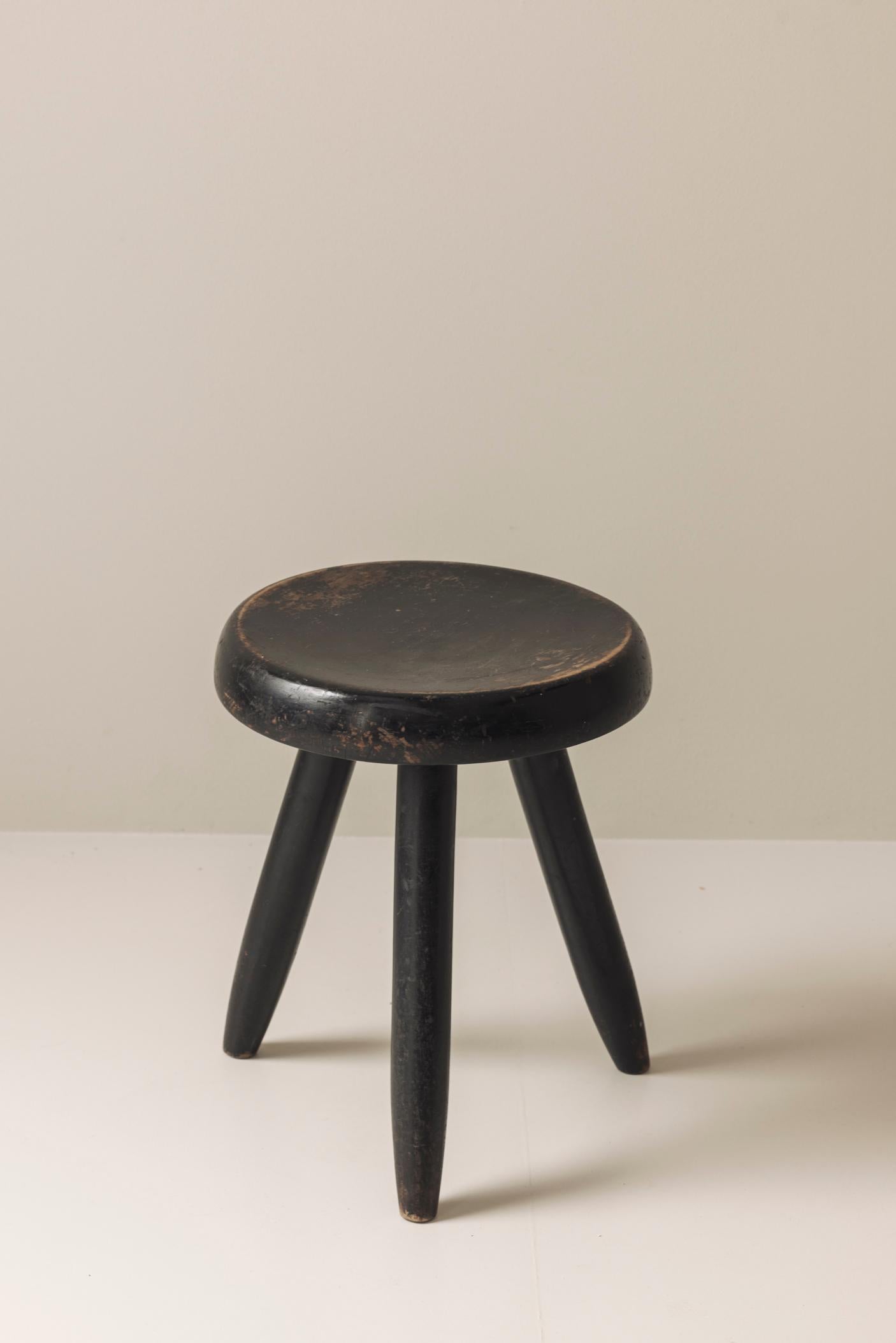 Authentischer und früher High Berger Hocker von Charlotte Perriand, Frankreich 1950er Jahre. (Buchenholz) im Angebot