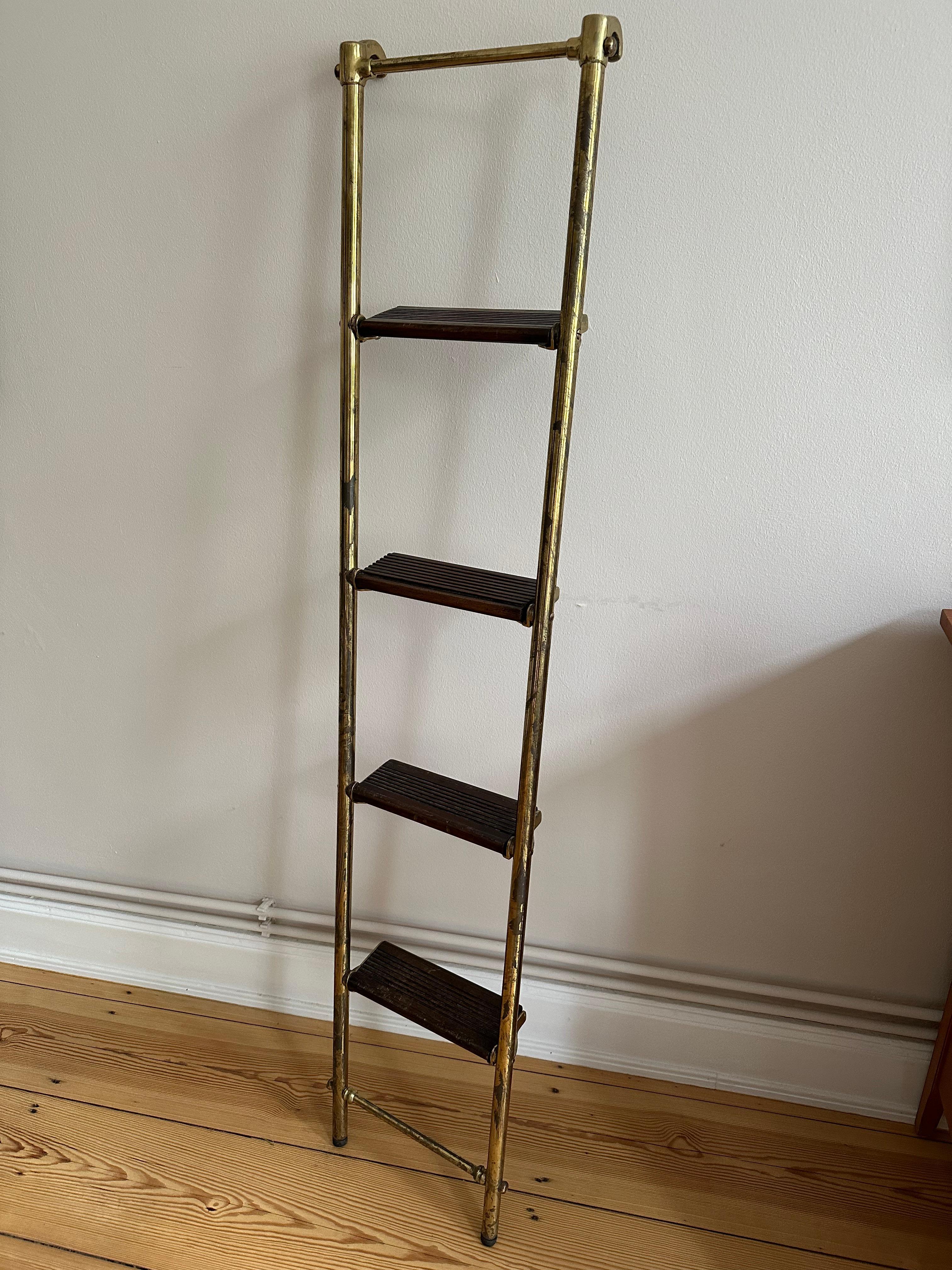 Fai un salto nel passato con la nostra autentica scala da nave in ottone antico risalente alla fine del XIX secolo. Originariamente realizzata per le cabine delle navi, questa scala dal design meticoloso combina perfettamente funzionalità ed