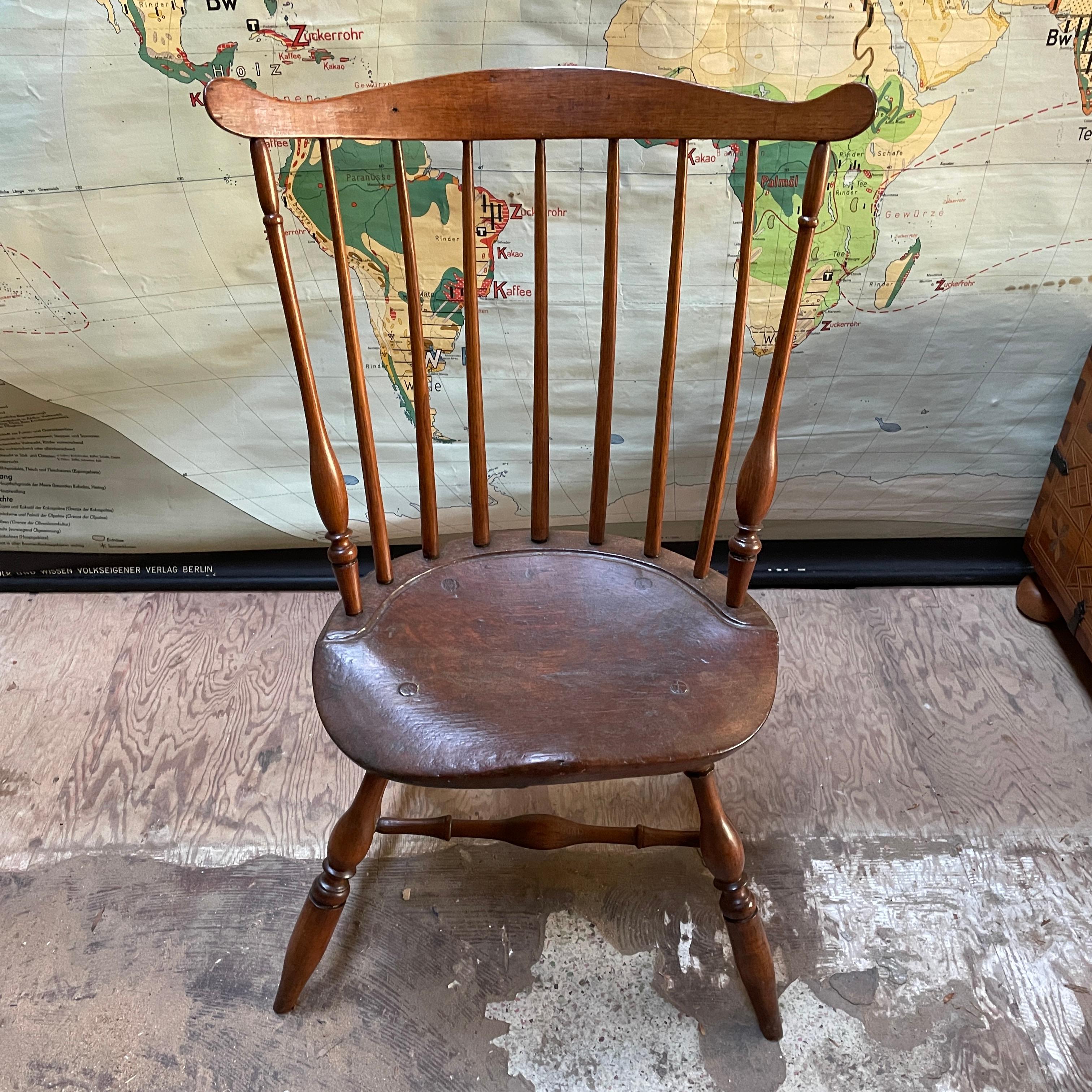 Chaise intéressante. Utilisable, la menuiserie est serrée. Label en papier collé en bas : M. John N Yeatts, Saint Davids, Dealware Lee, Penna.

L 23 x P 19 x Siège H 17 / Dossier H 37,5 in.