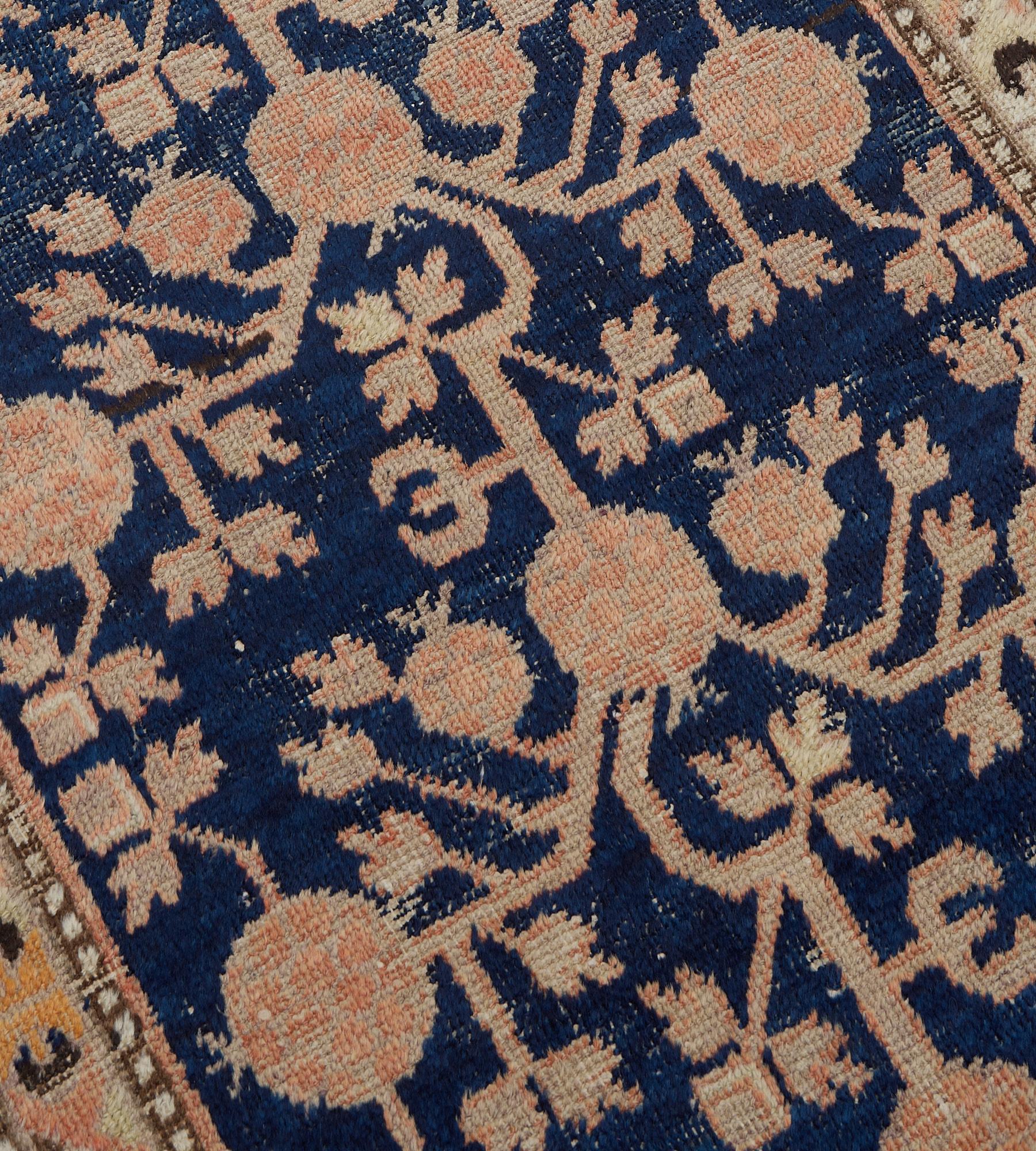Traves de Mesa Khotan Antiguo Auténtico Tejido a Mano Granada Azul Real en Bueno estado para la venta en West Hollywood, CA