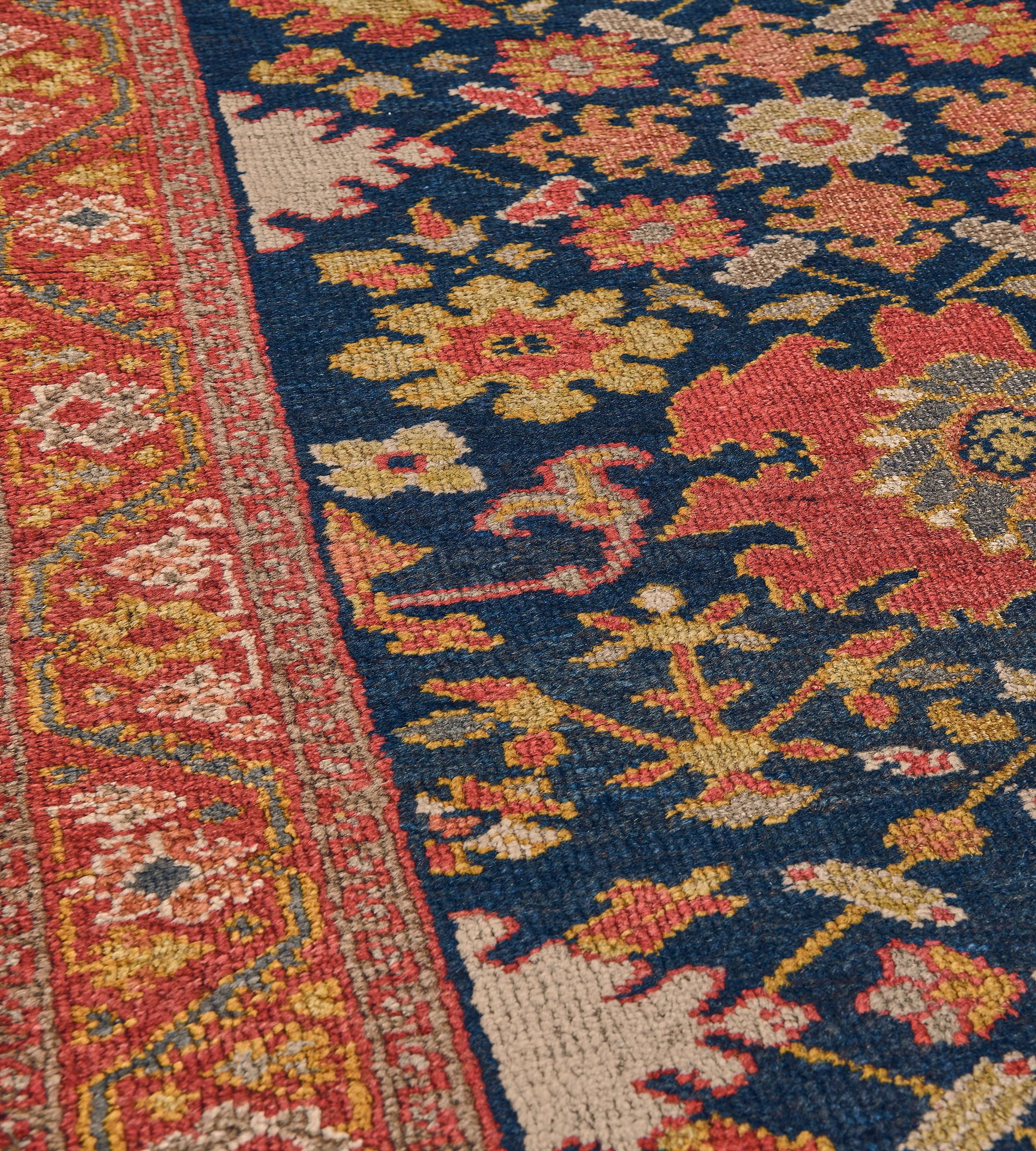 Noué à la main Authentique chemin de table Ziegler en Perse à motifs floraux bleu marine et rouge tomate en vente