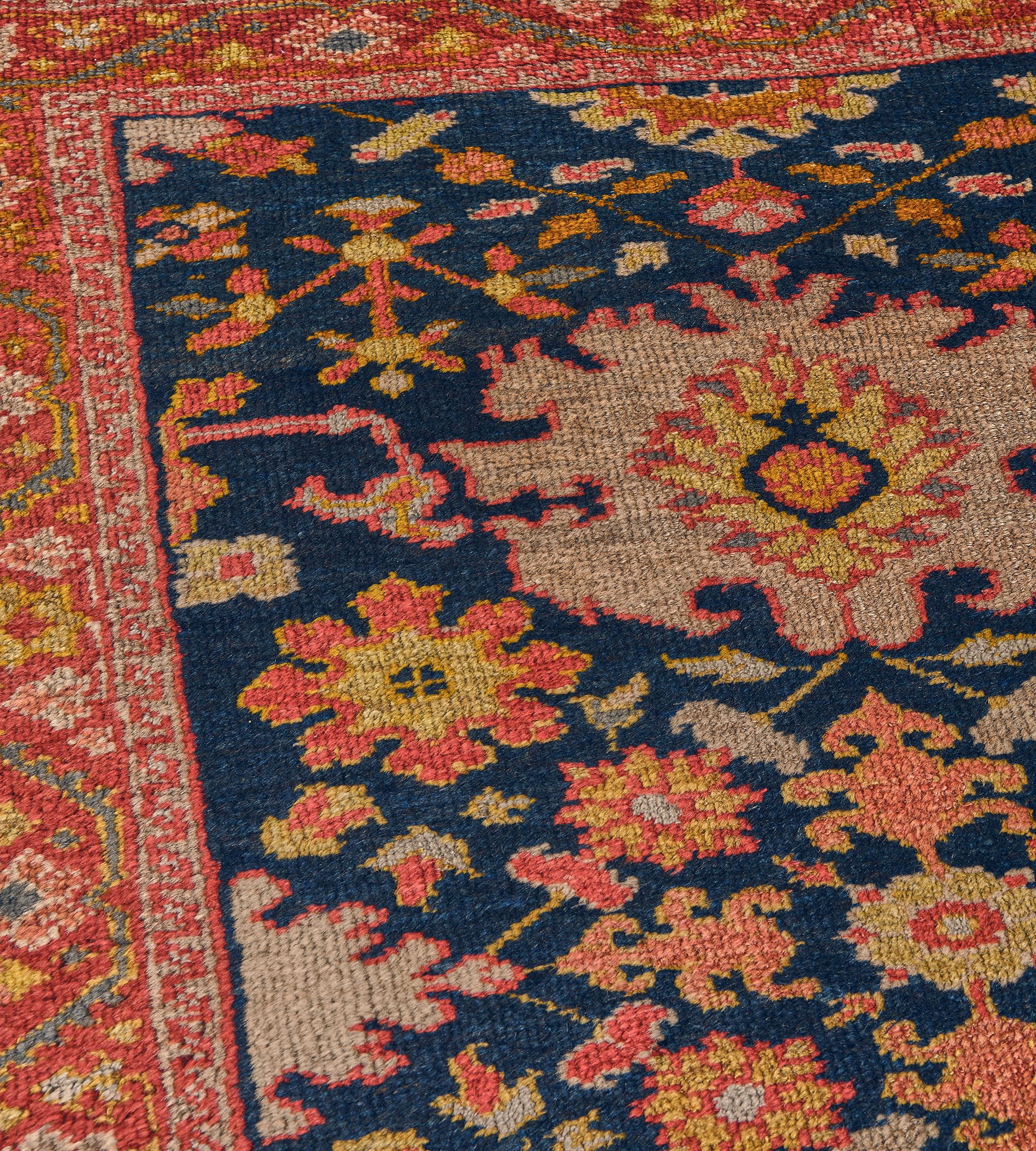 Authentique chemin de table Ziegler en Perse à motifs floraux bleu marine et rouge tomate Bon état - En vente à West Hollywood, CA