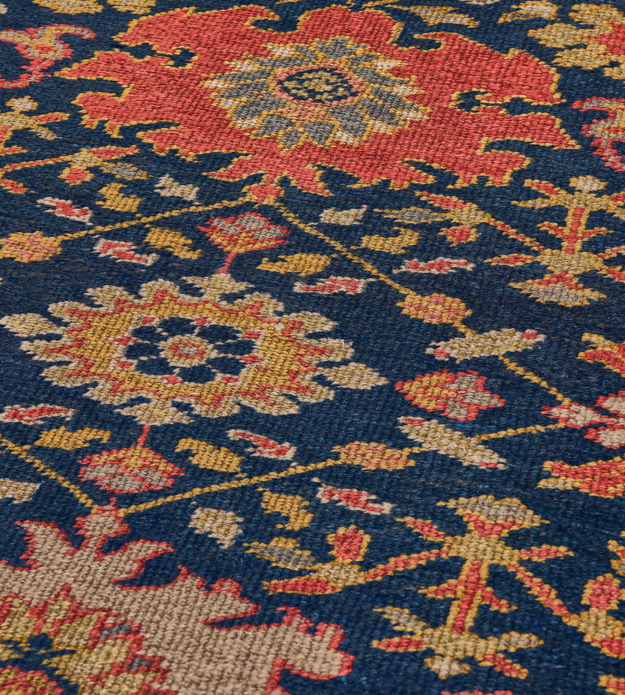 XIXe siècle Authentique chemin de table Ziegler en Perse à motifs floraux bleu marine et rouge tomate en vente