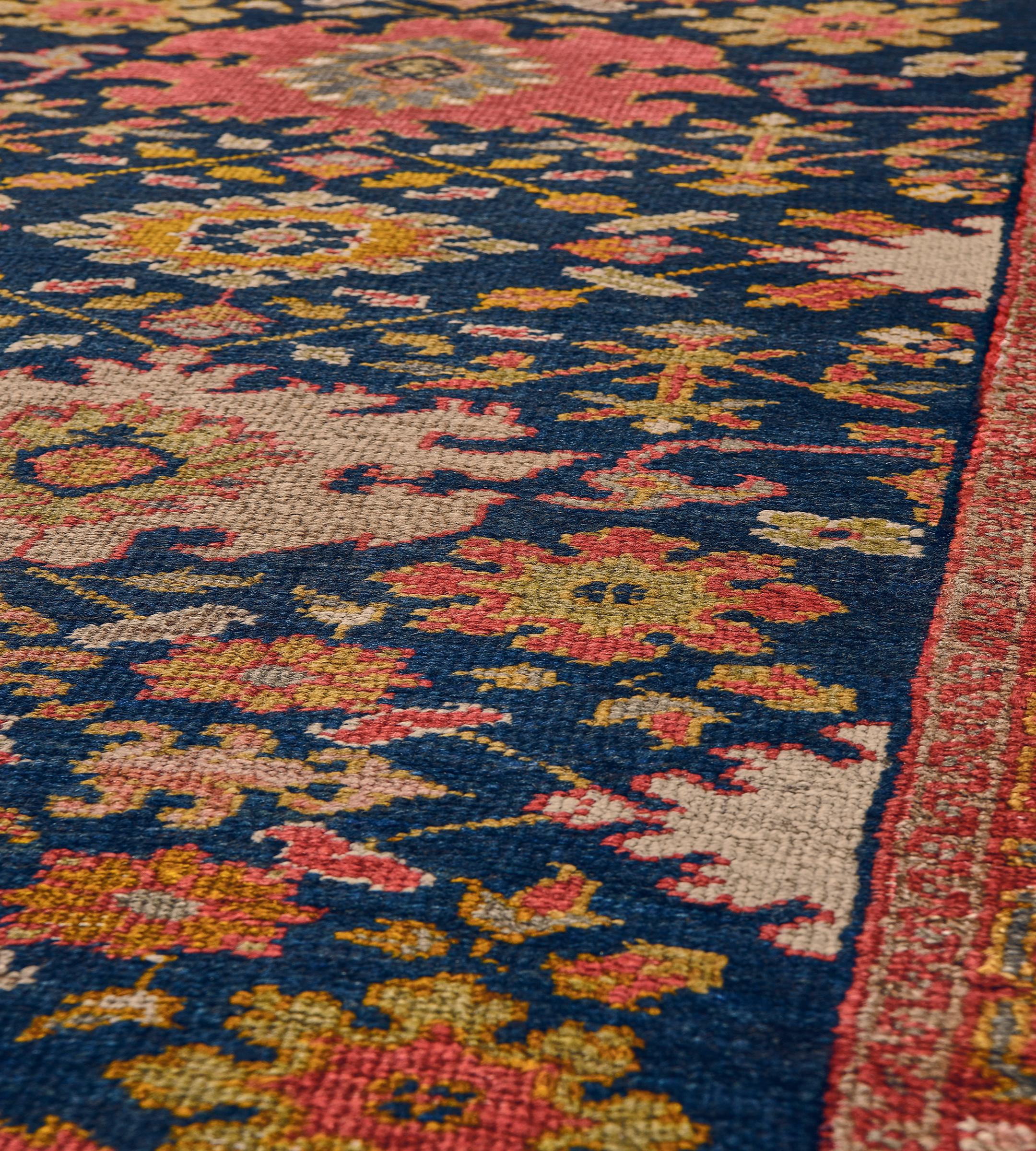 Laine Authentique chemin de table Ziegler en Perse à motifs floraux bleu marine et rouge tomate en vente