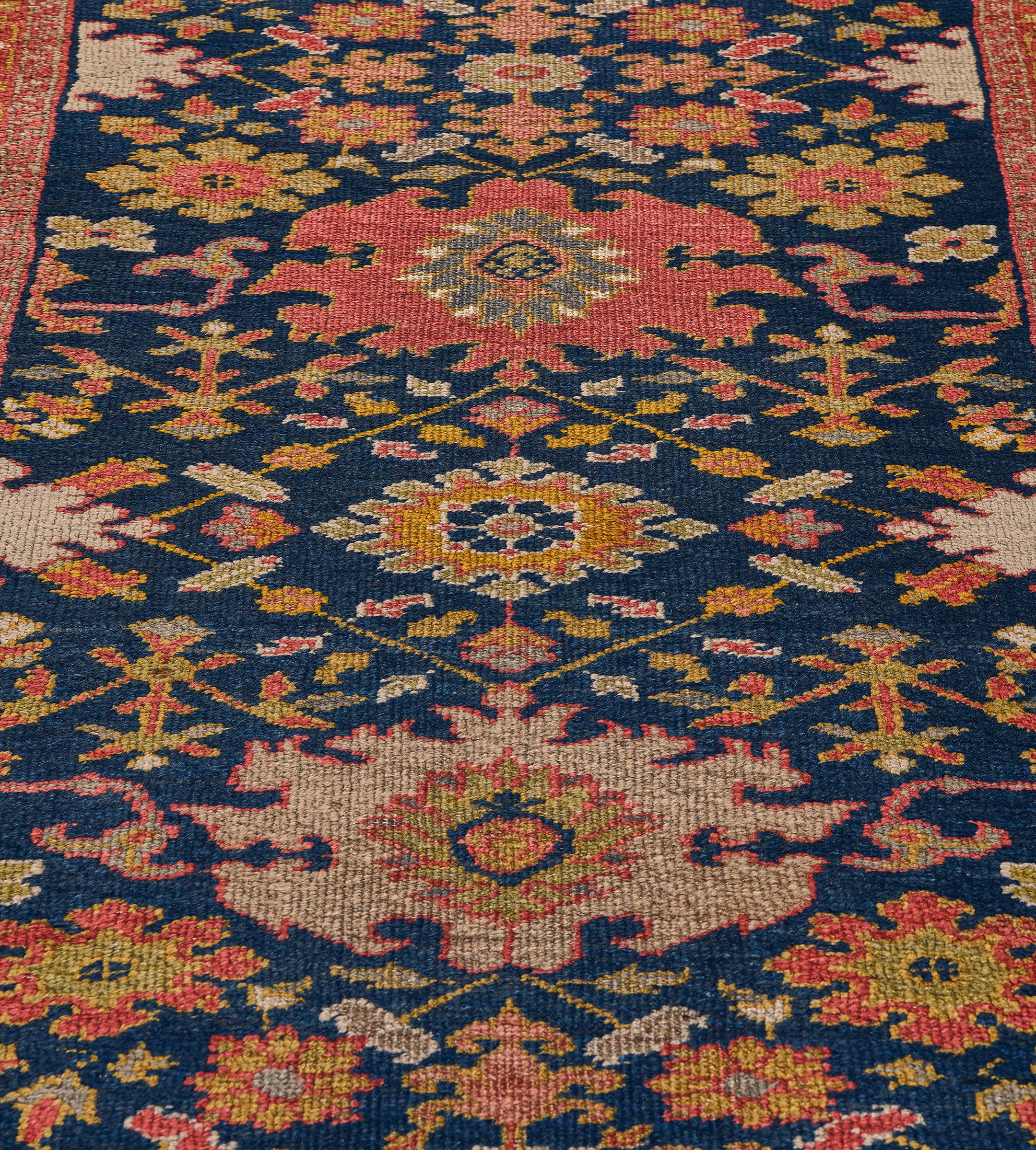 Authentique chemin de table Ziegler en Perse à motifs floraux bleu marine et rouge tomate en vente 1